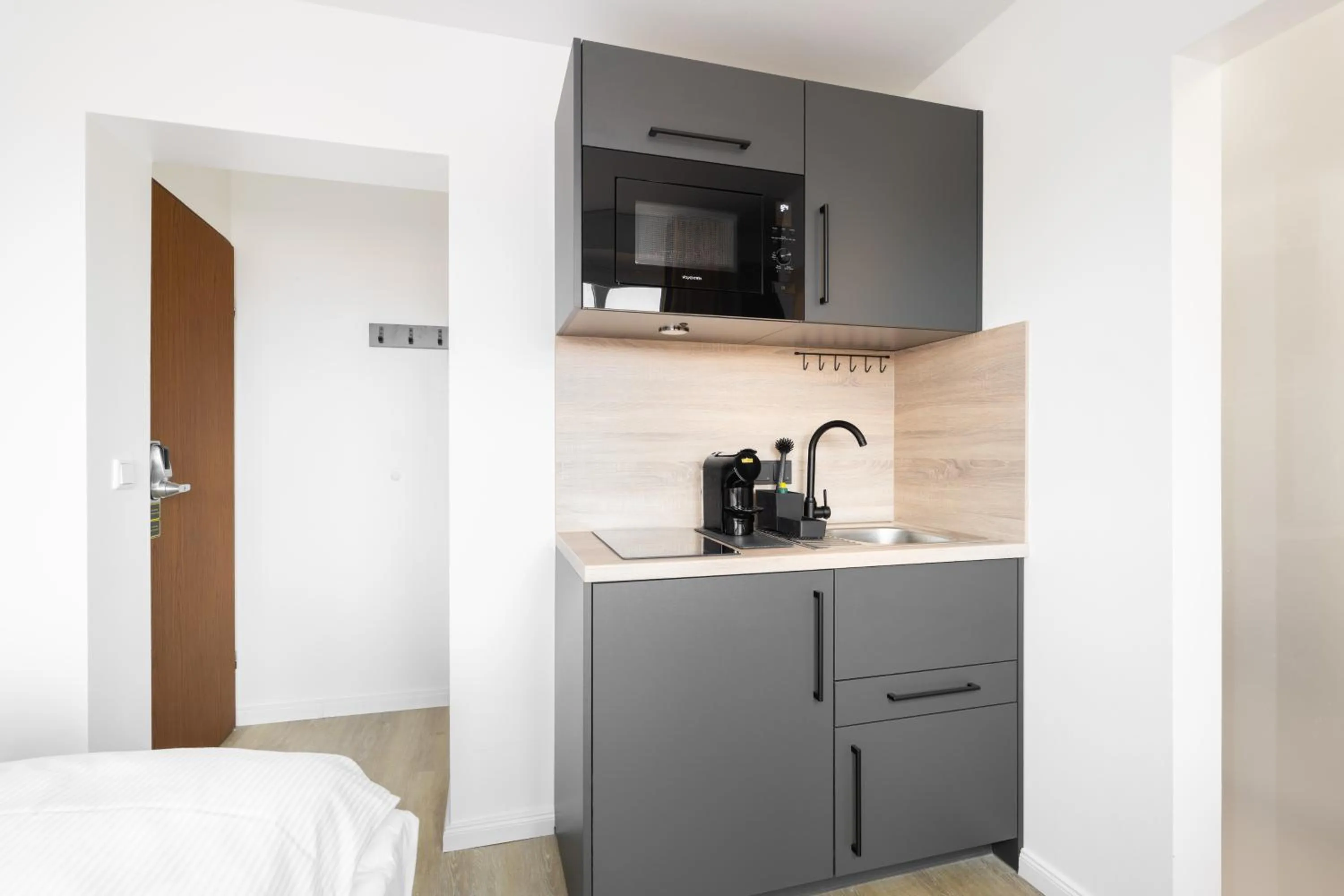 Coffee/tea facilities, Bed in Homaris Apartments München Laim