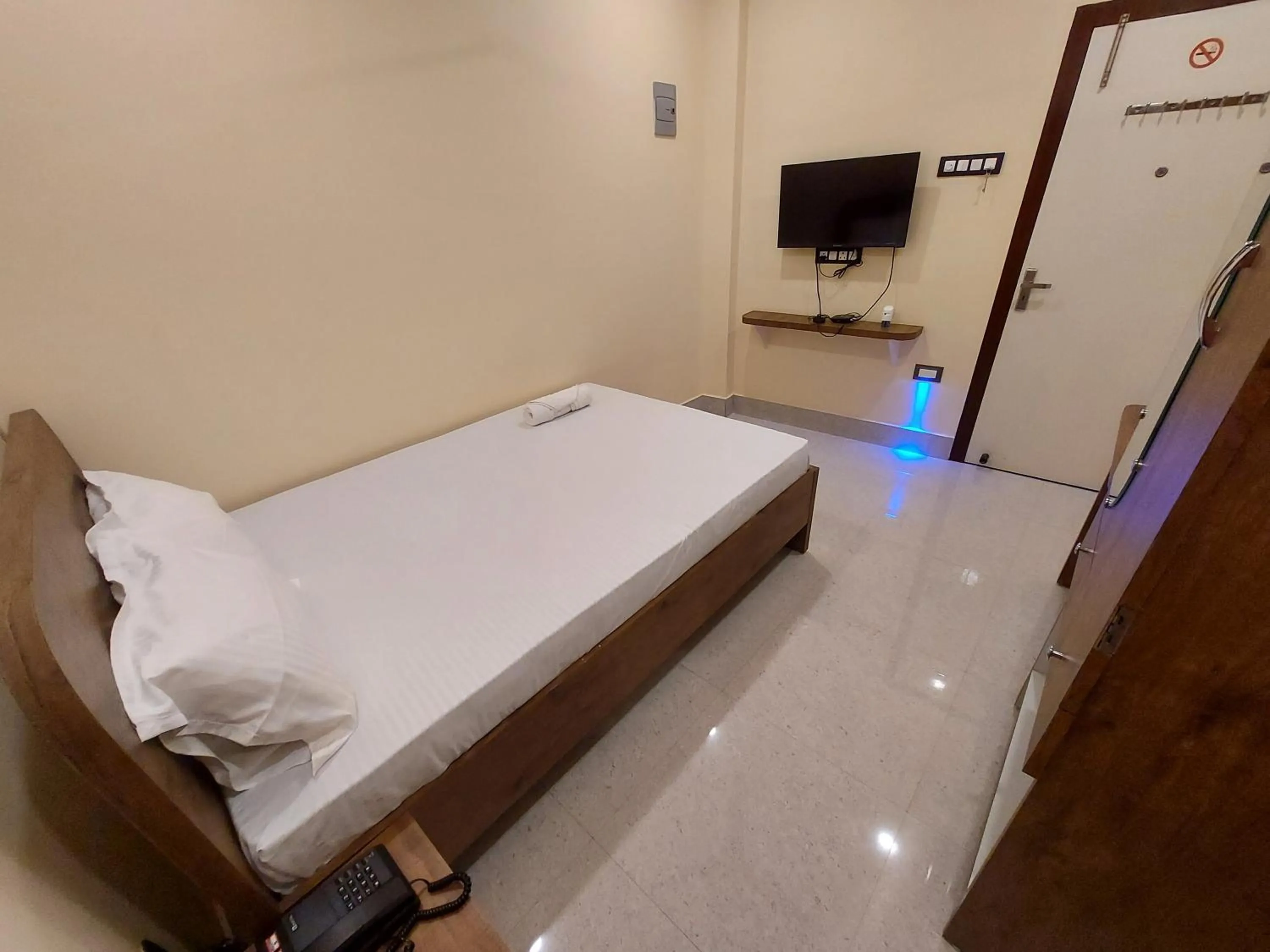 Entertainment, Bed in Hotel Hari Gayatri Regent