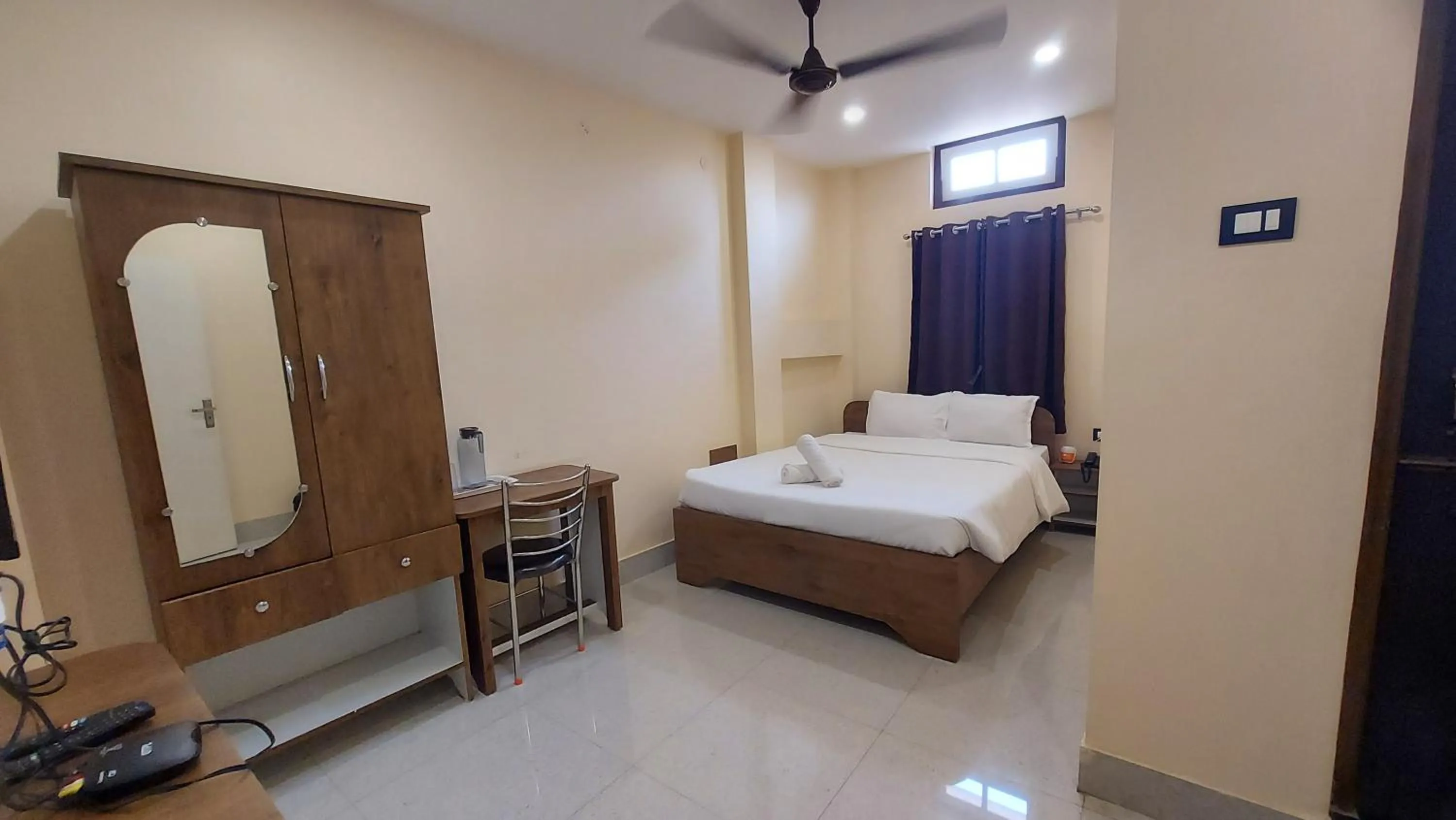Bedroom, Bed in Hotel Hari Gayatri Regent