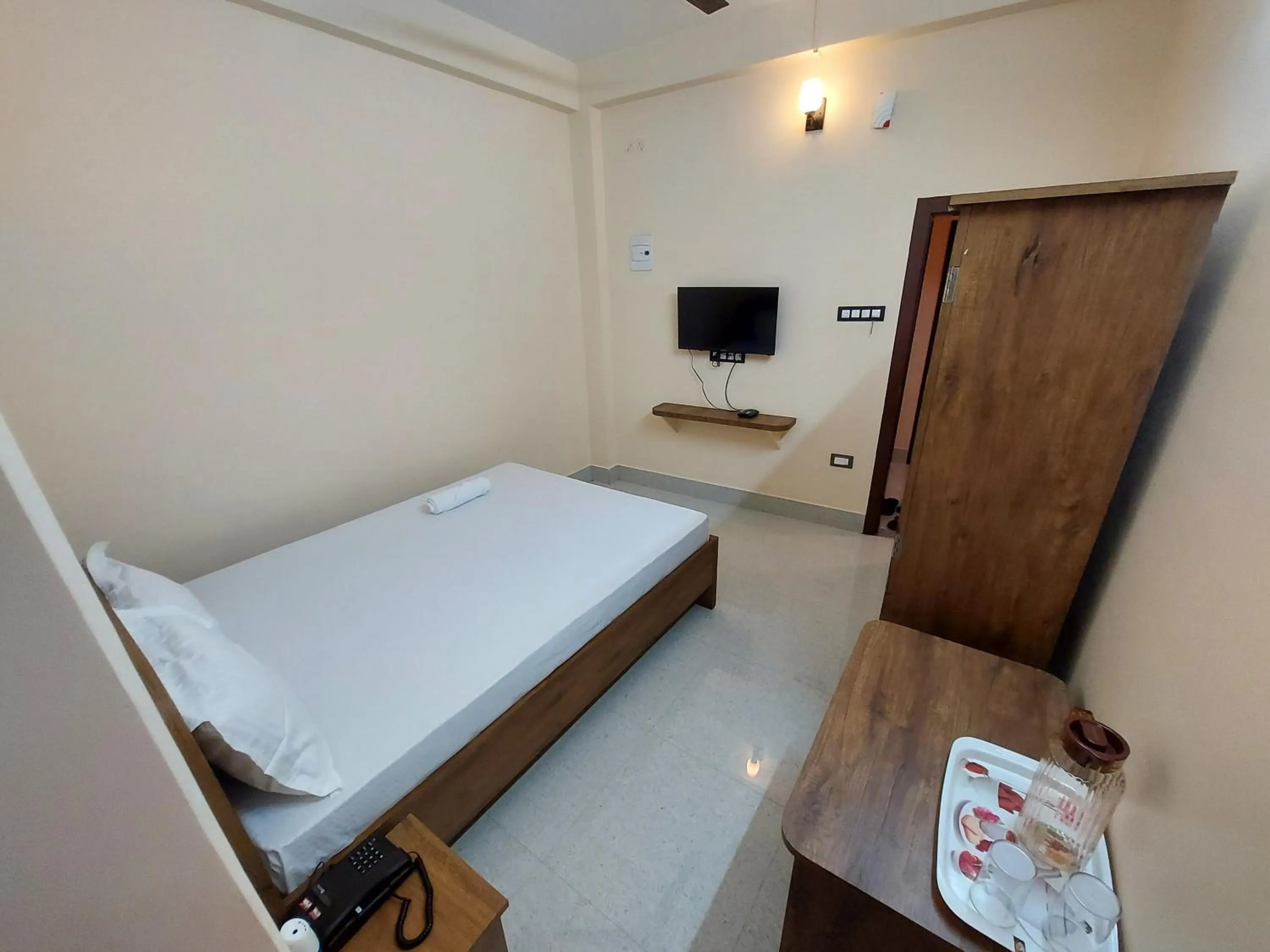 Communal lounge/ TV room, Bed in Hotel Hari Gayatri Regent