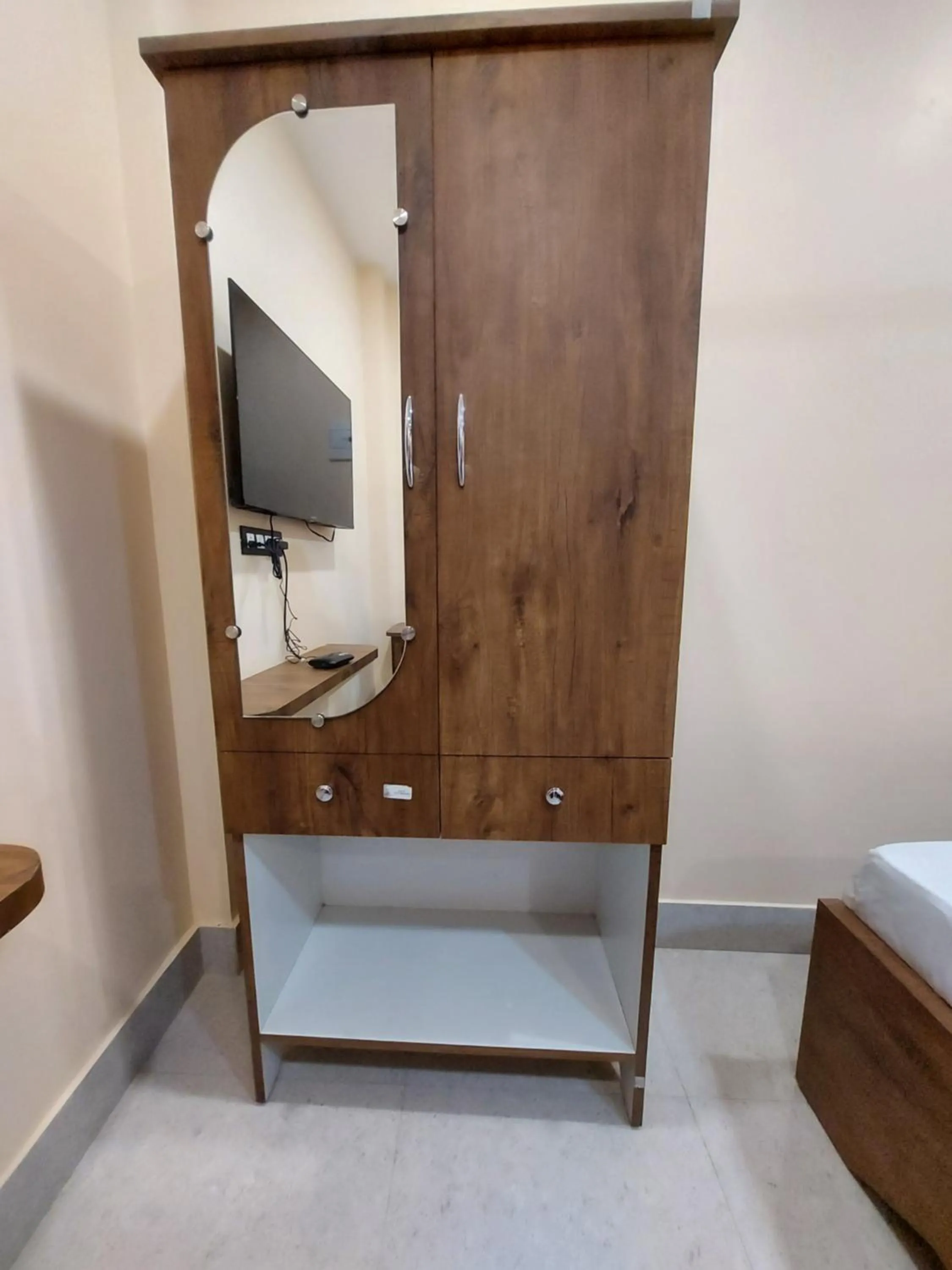 wardrobe in Hotel Hari Gayatri Regent