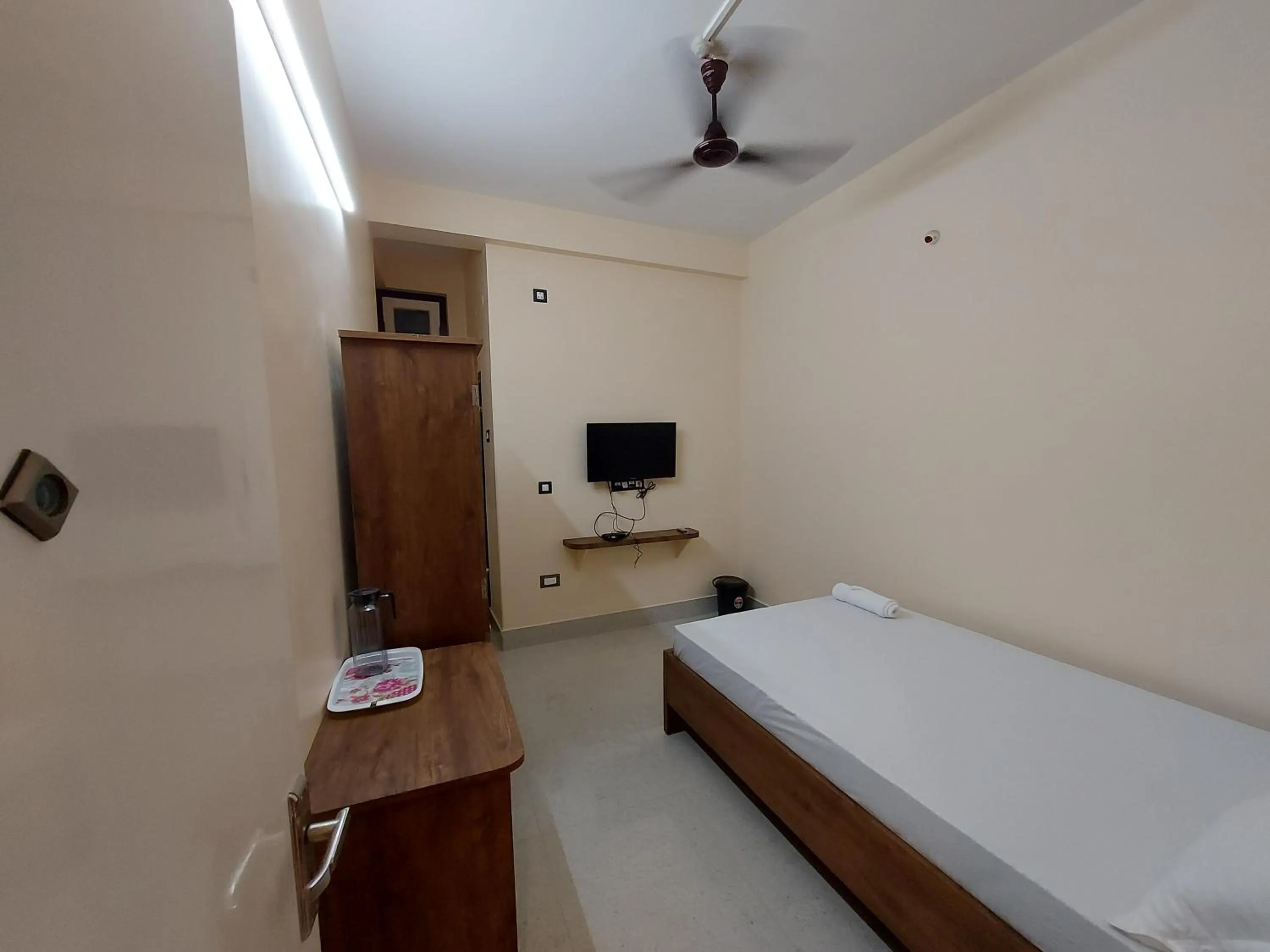 Communal lounge/ TV room, Bed in Hotel Hari Gayatri Regent