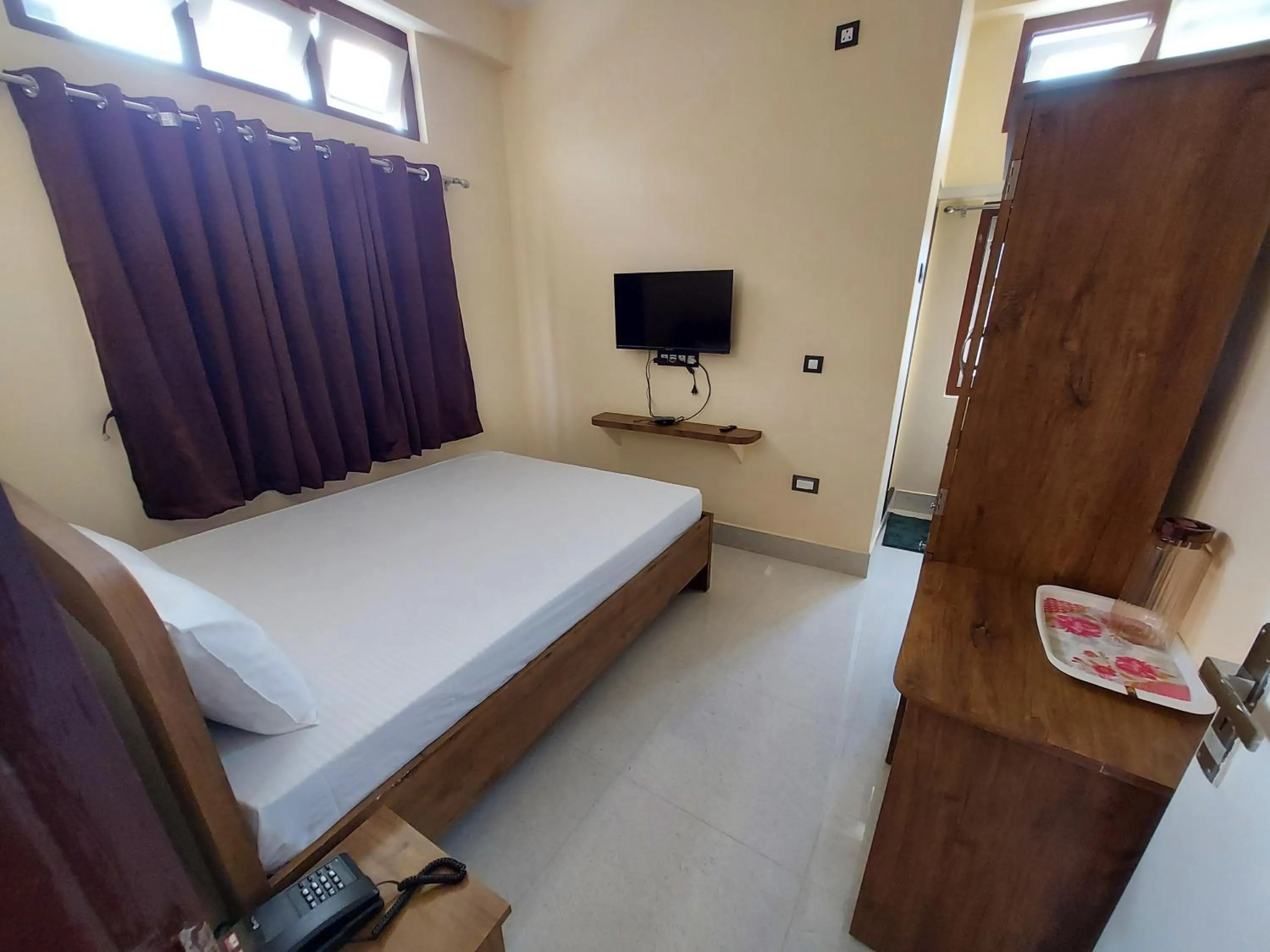Communal lounge/ TV room, Bed in Hotel Hari Gayatri Regent