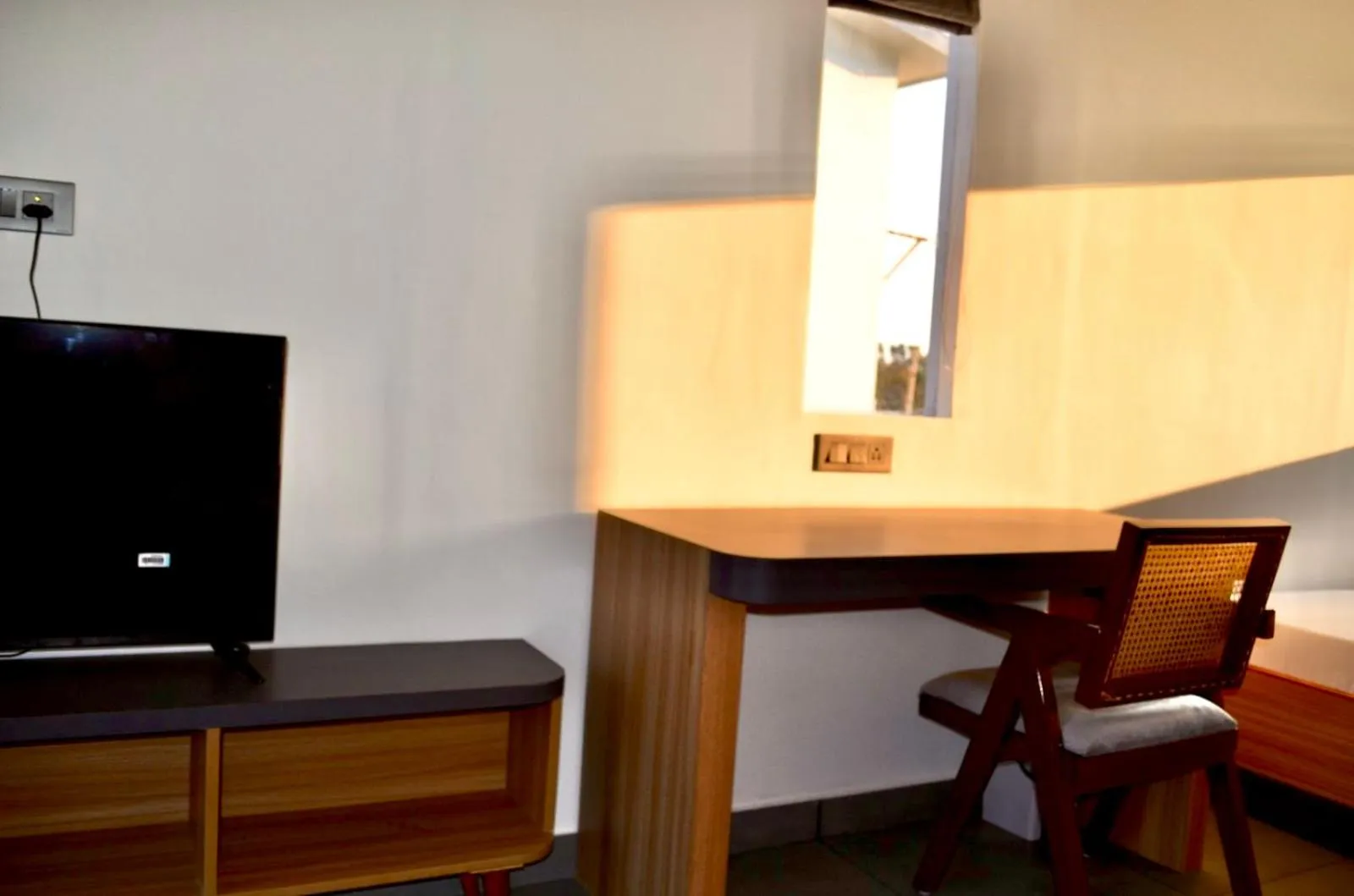 TV and multimedia in Bir Valley Retreat