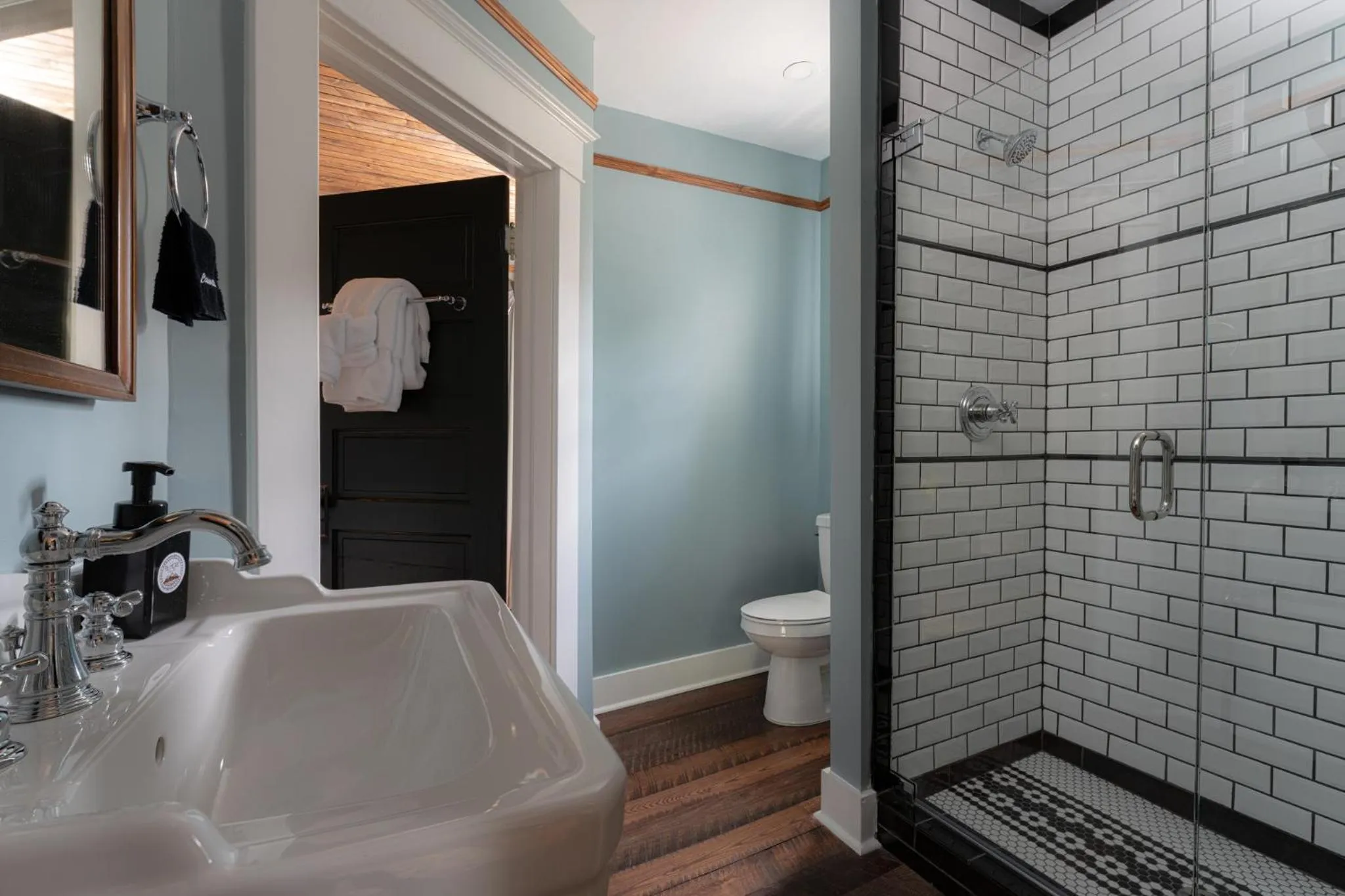Bathroom in The NuWray Hotel & Carriage House