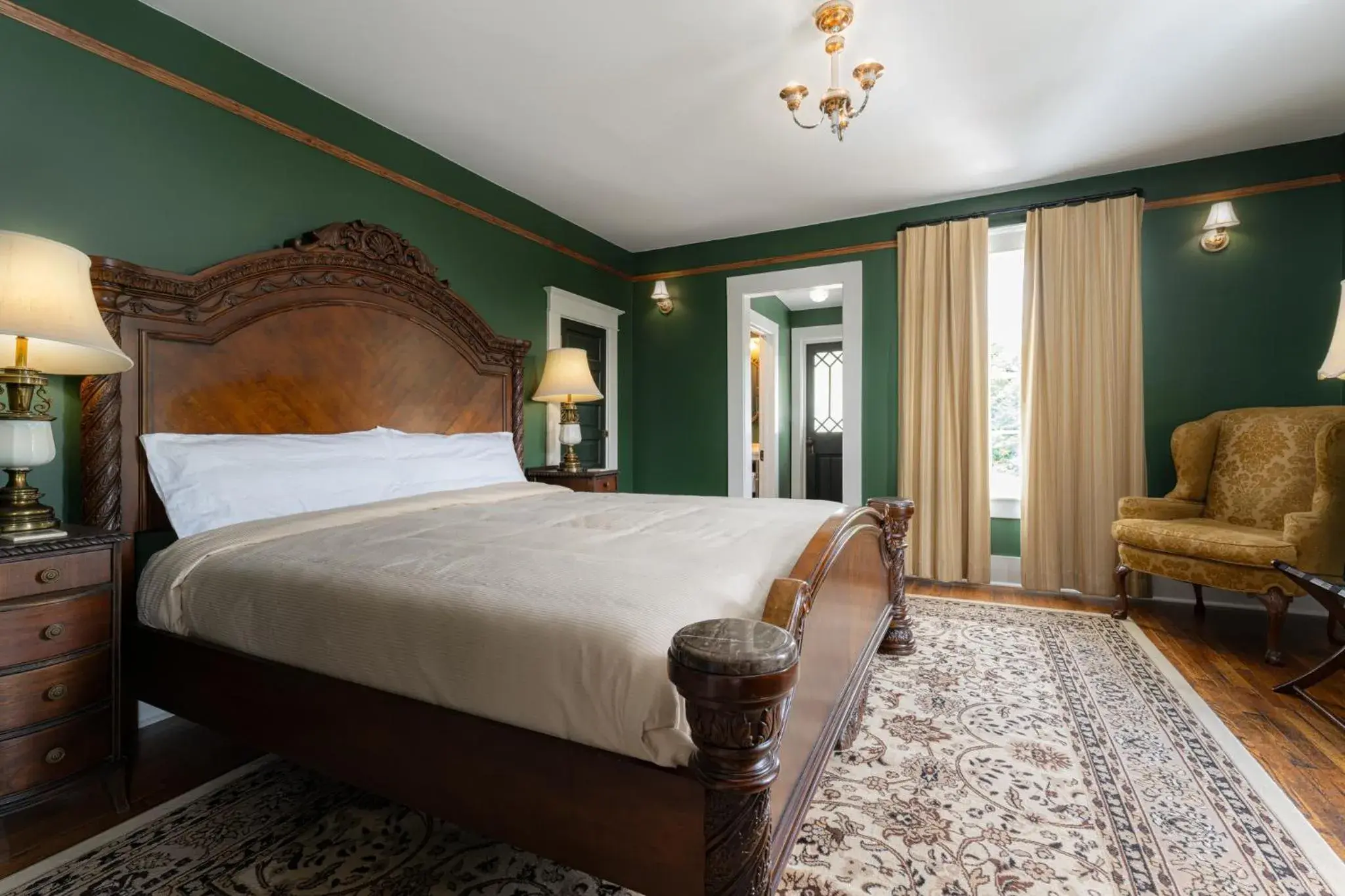 Deluxe Double Room with Balcony in The NuWray Hotel & Carriage House Deluxe Double Room with Balcony in The NuWray Hotel & Carriage House