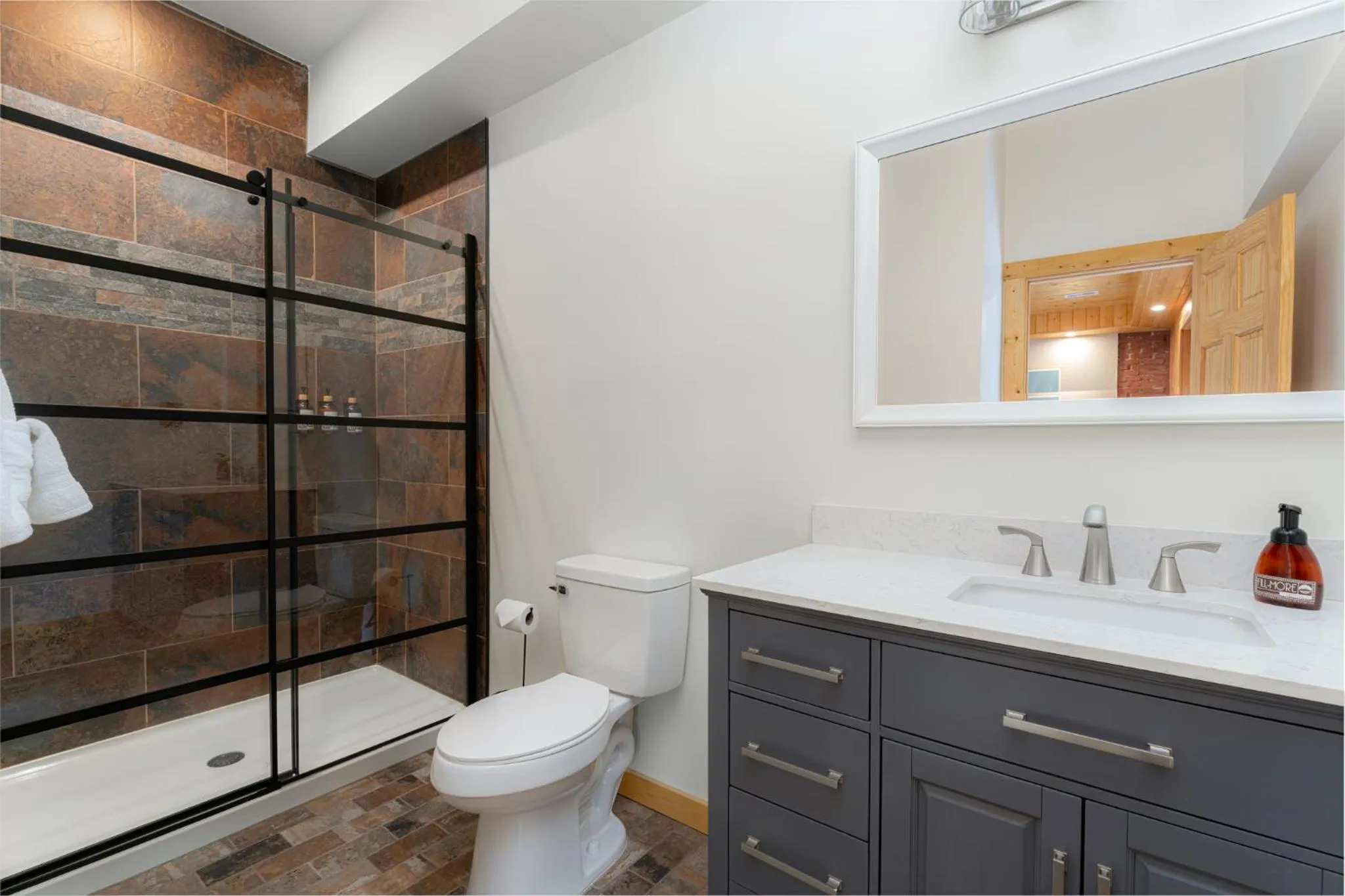 Bathroom in The NuWray Hotel & Carriage House