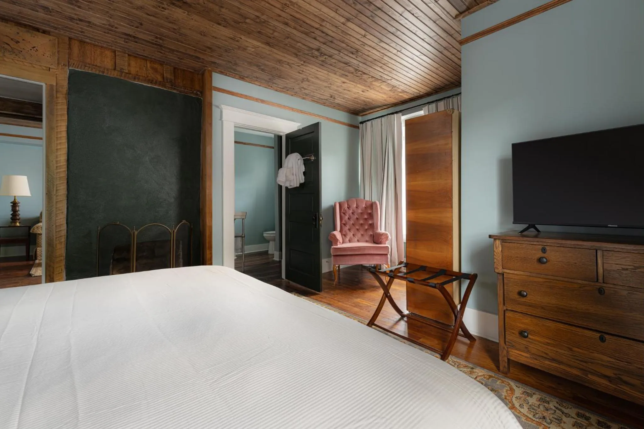 TV and multimedia, Bed in The NuWray Hotel & Carriage House