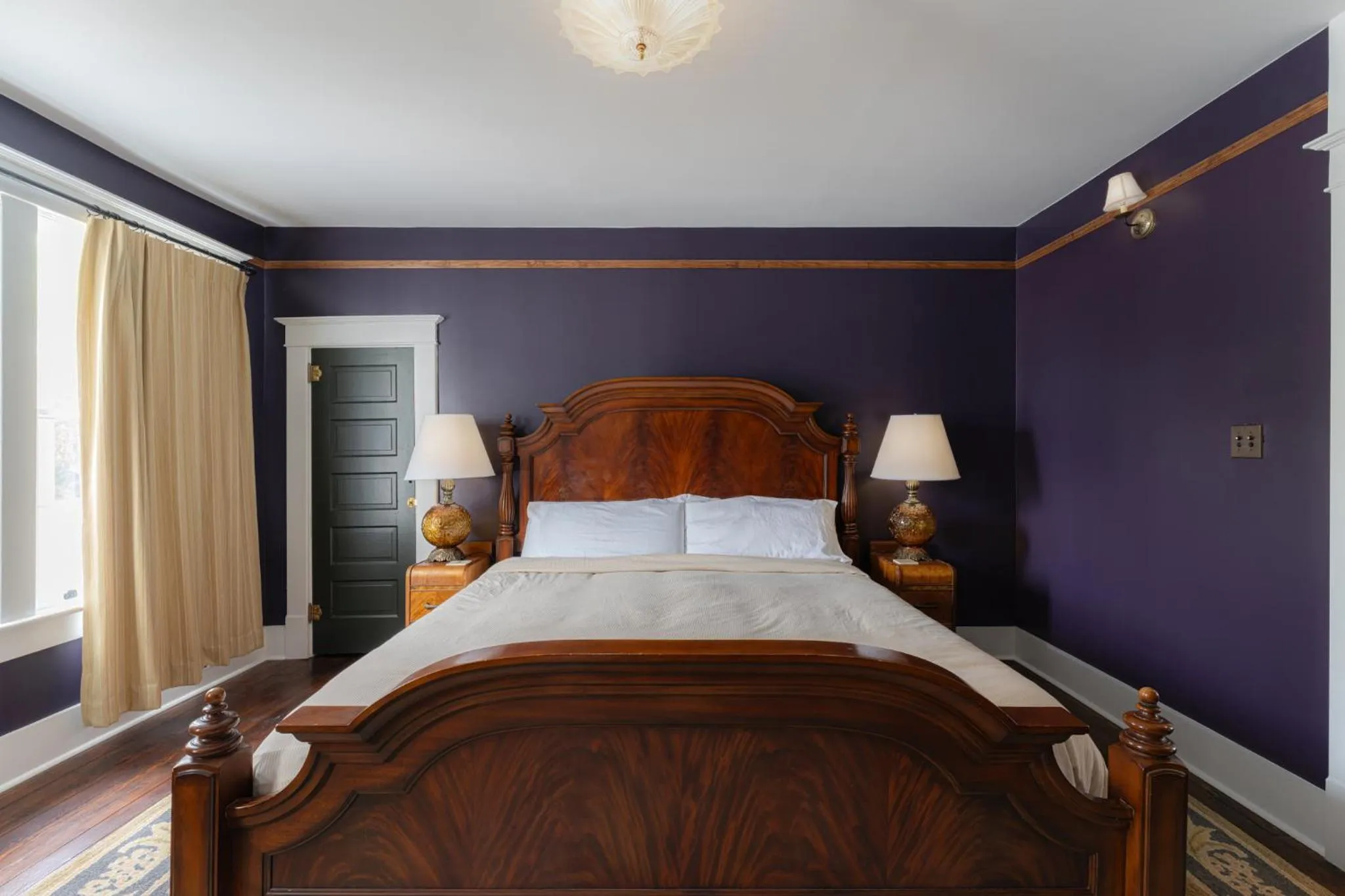 Bed in The NuWray Hotel & Carriage House