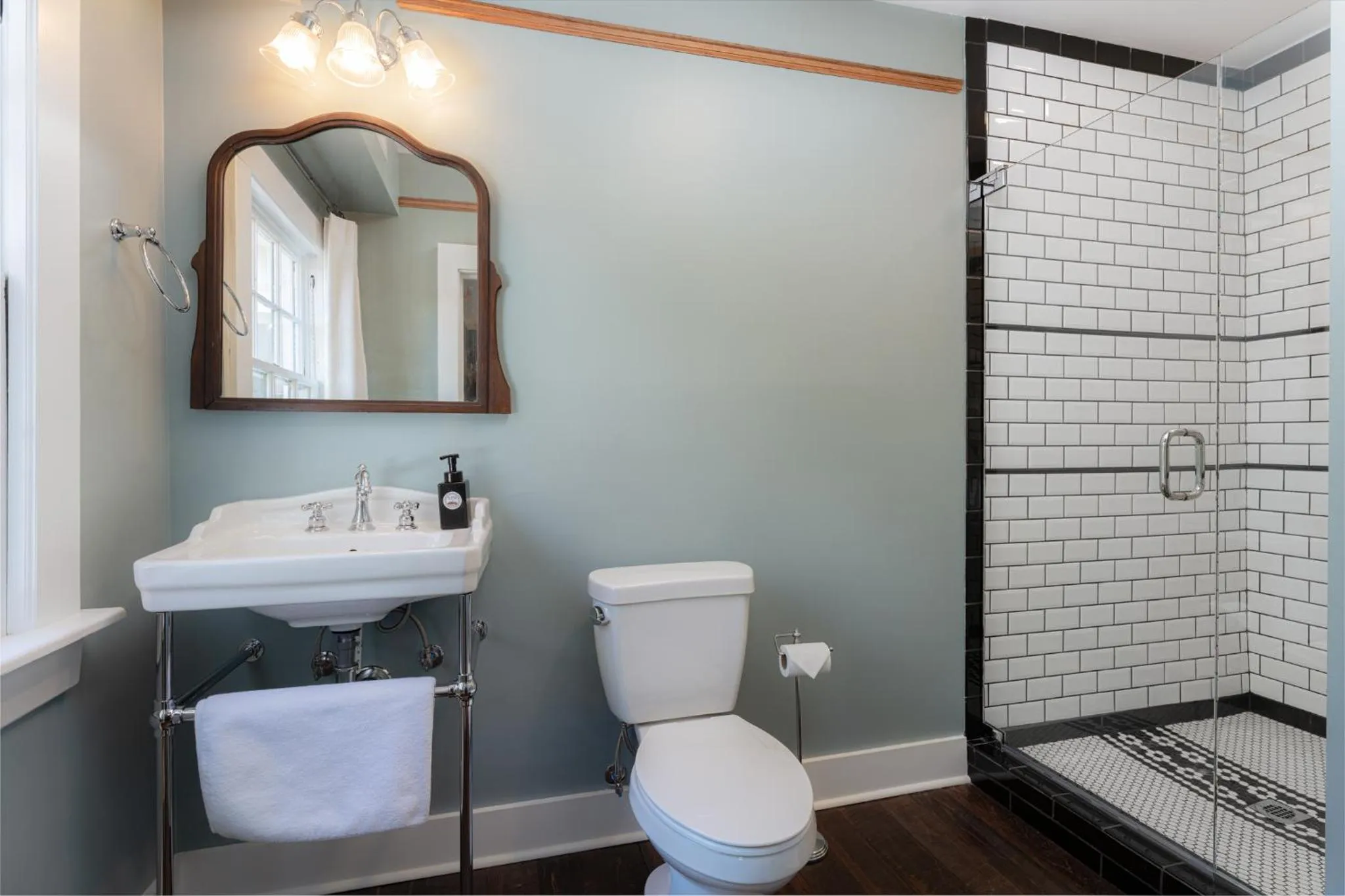 Bathroom in The NuWray Hotel & Carriage House