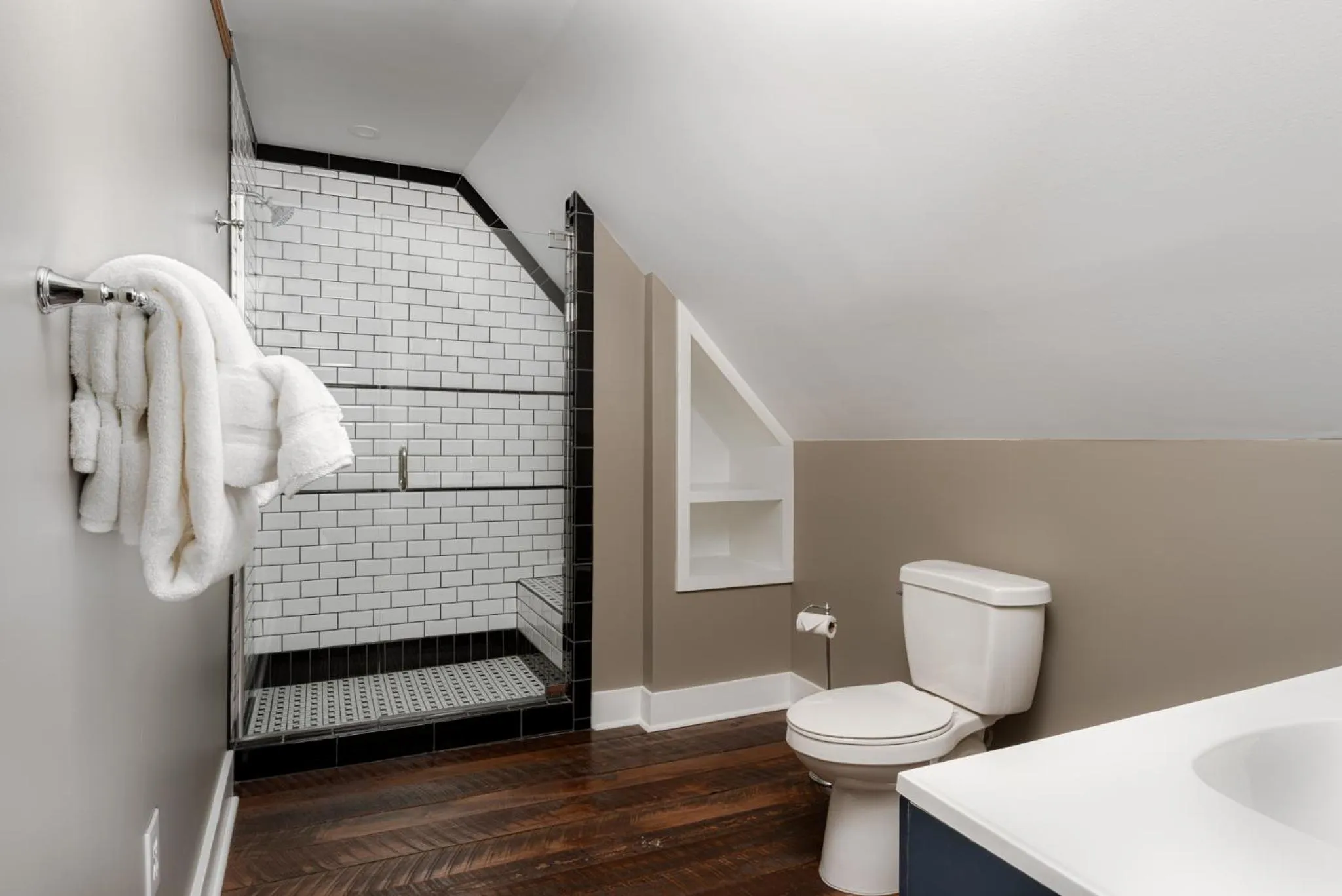 Bathroom in The NuWray Hotel & Carriage House