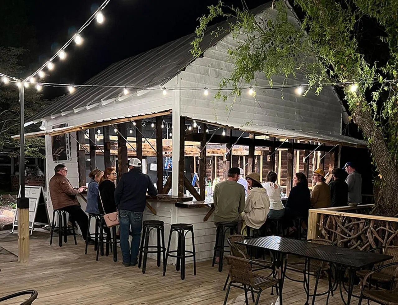 Lounge or bar in The NuWray Hotel & Carriage House