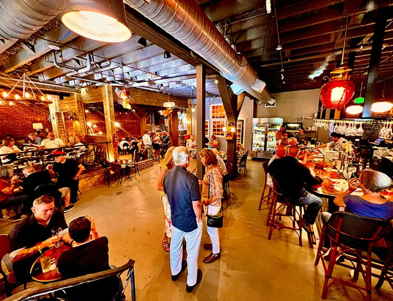 Restaurant/places to eat in The NuWray Hotel & Carriage House