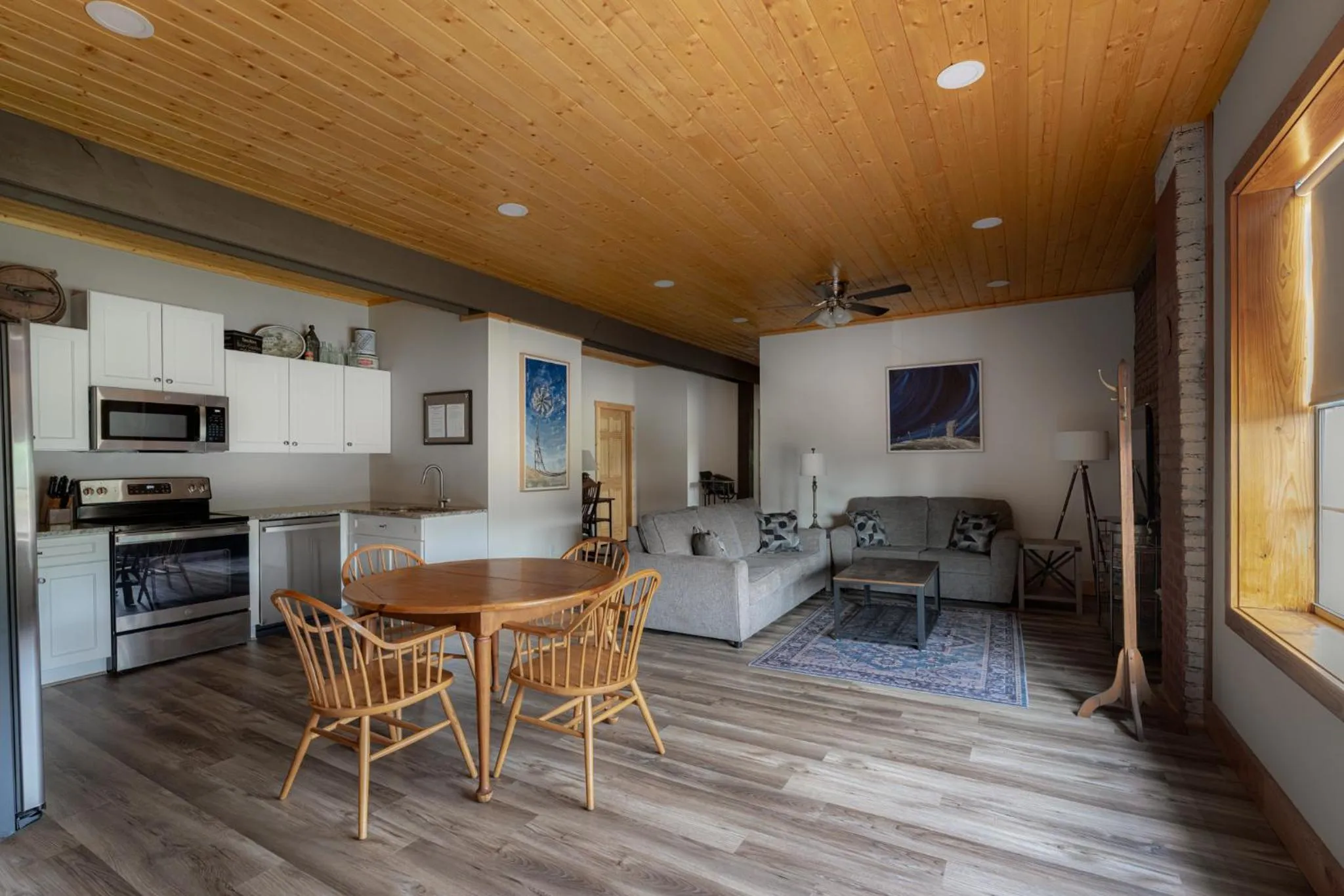Dining area in The NuWray Hotel & Carriage House