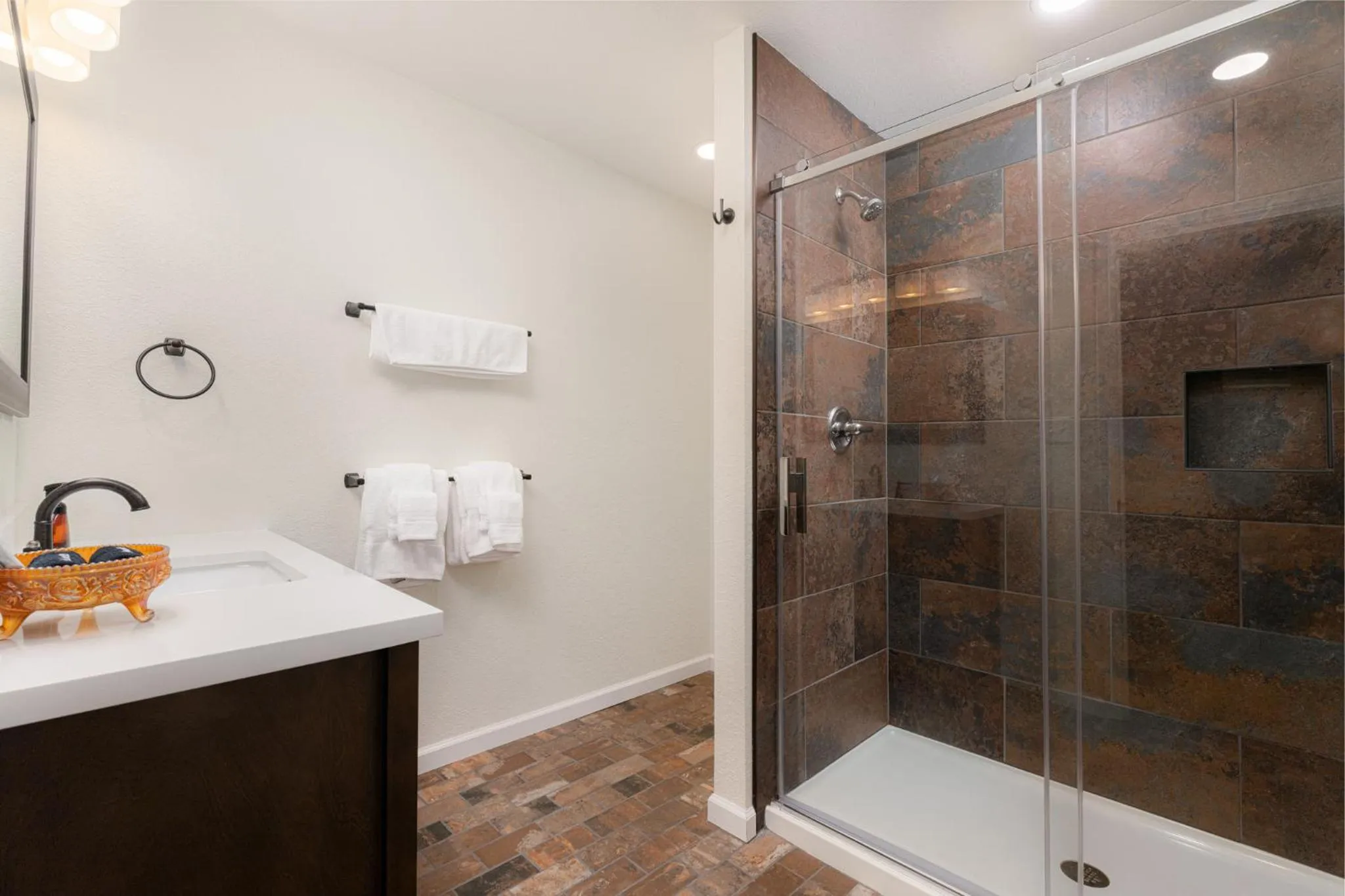 Bathroom in The NuWray Hotel & Carriage House