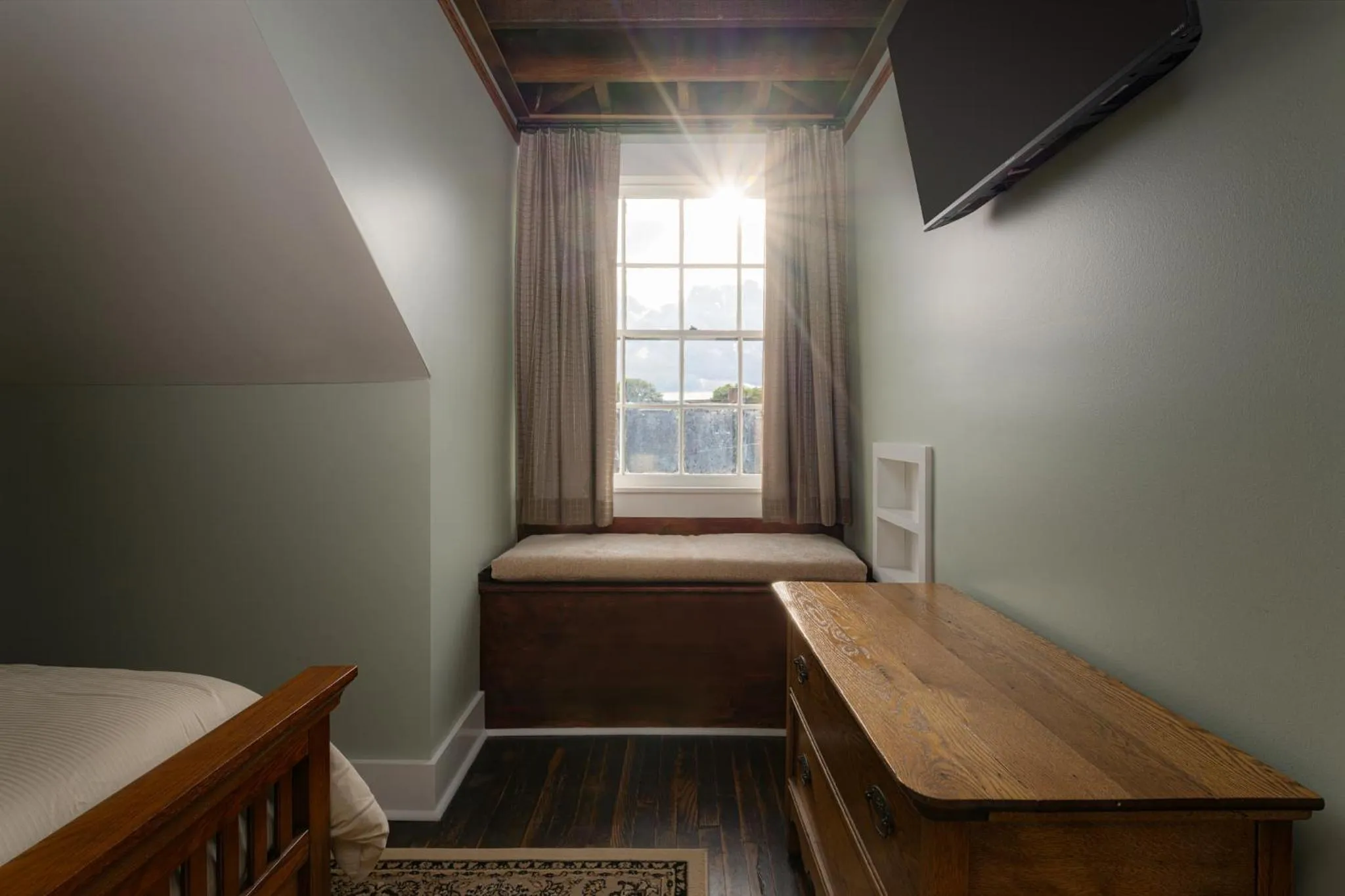 Seating area, Bed in The NuWray Hotel & Carriage House