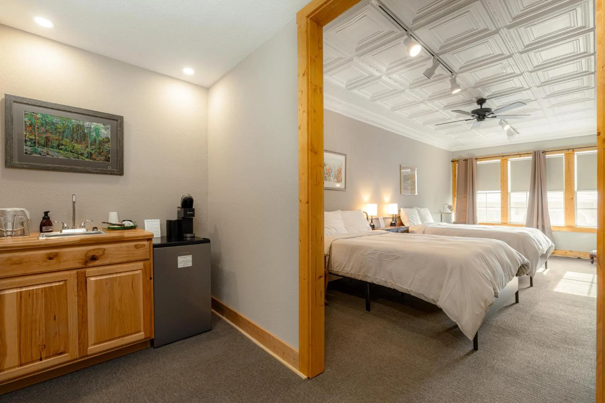 Kitchen or kitchenette, Bed in The NuWray Hotel & Carriage House