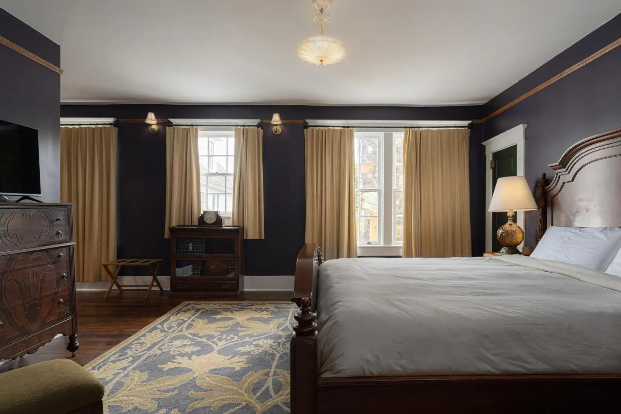 Deluxe King Room in The NuWray Hotel & Carriage House Deluxe King Room in The NuWray Hotel & Carriage House