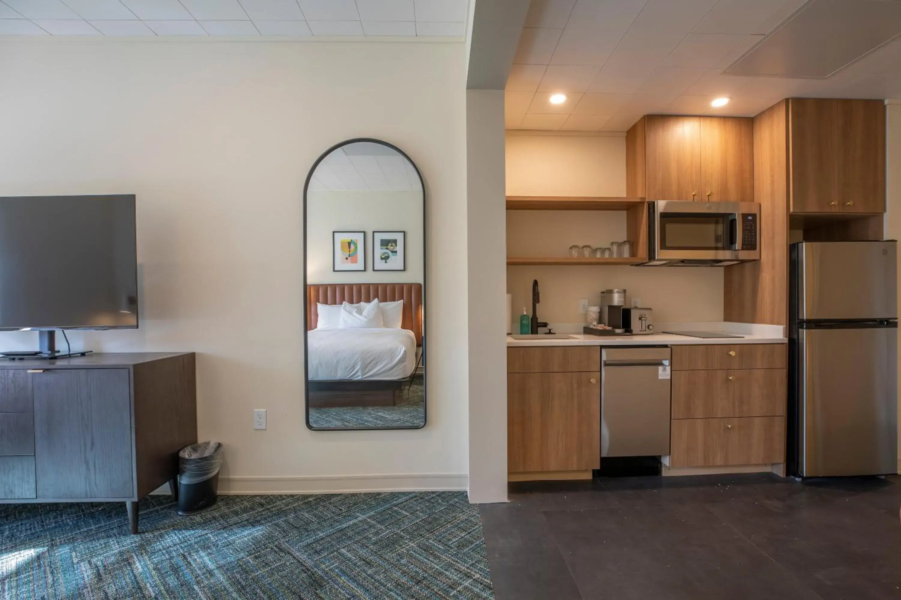 Deluxe Queen Room in The Holbrook Hotel Deluxe Queen Room in The Holbrook Hotel