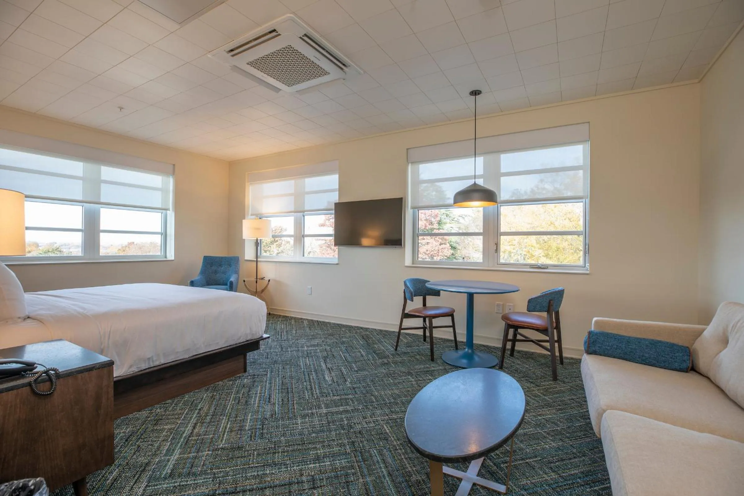 Photo of the whole room, Bed in The Holbrook Hotel