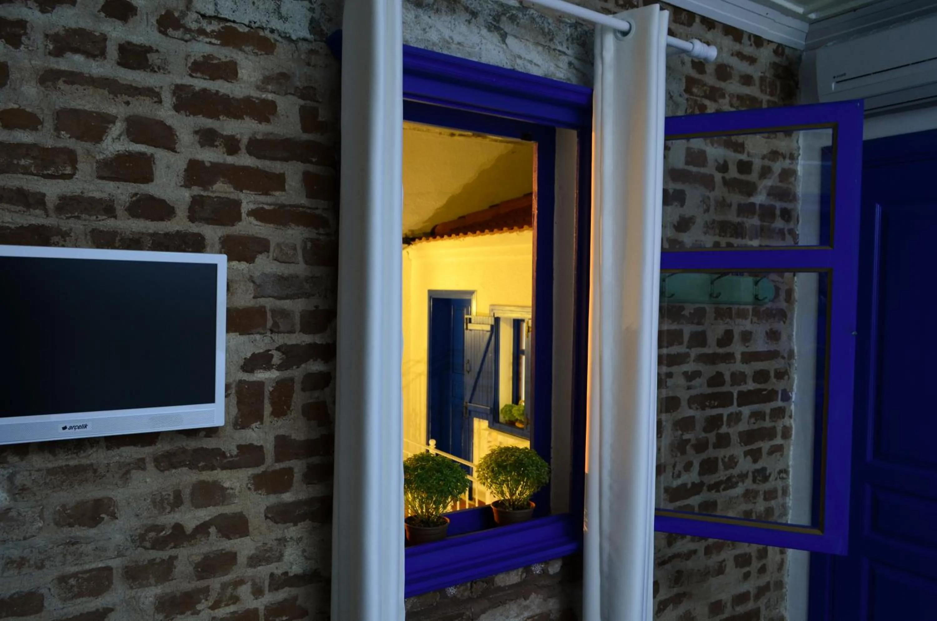 TV and multimedia in Cunda Mavi Hotel