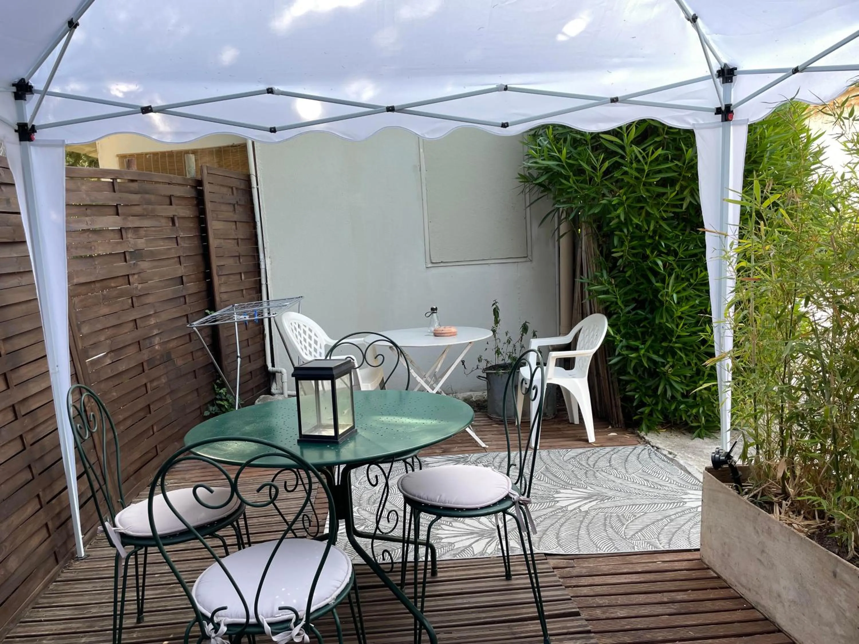 Patio in Mas Grimaud - Gîte- Studio et chambres d'hôtes familiales