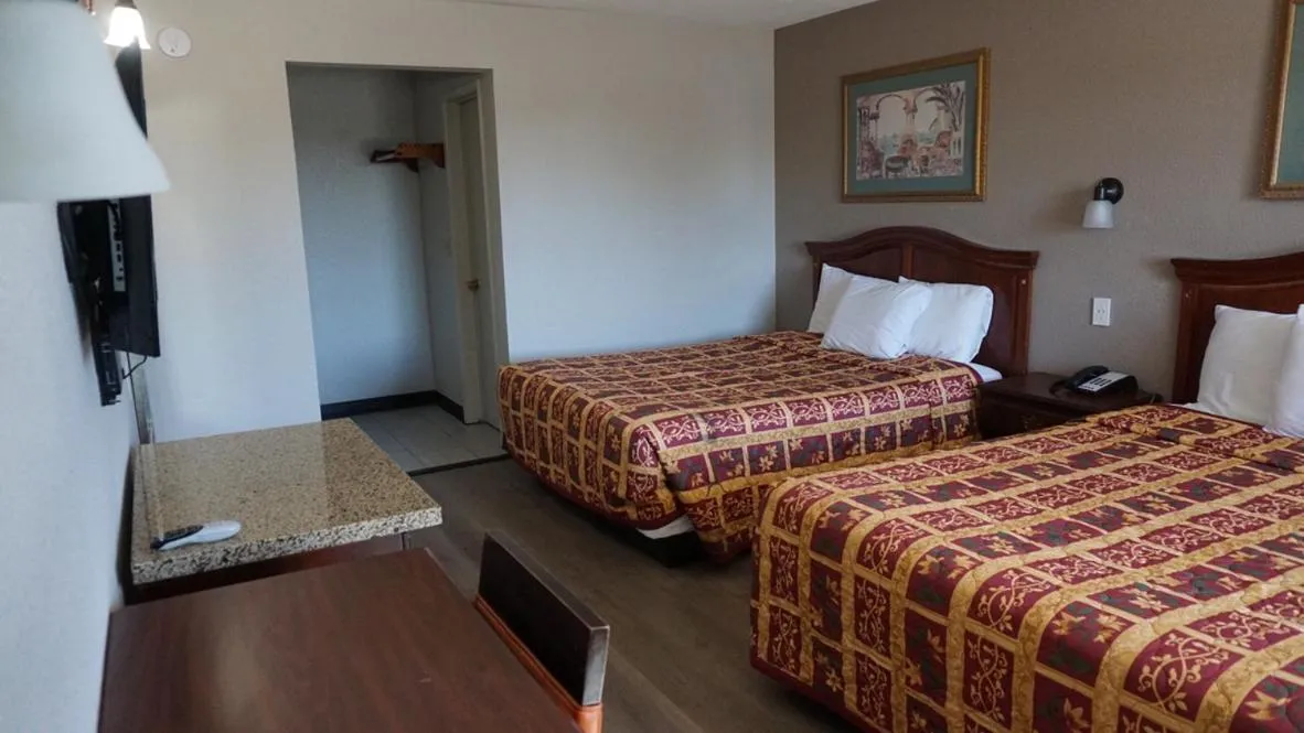 Bed in Travel Inn Tucson