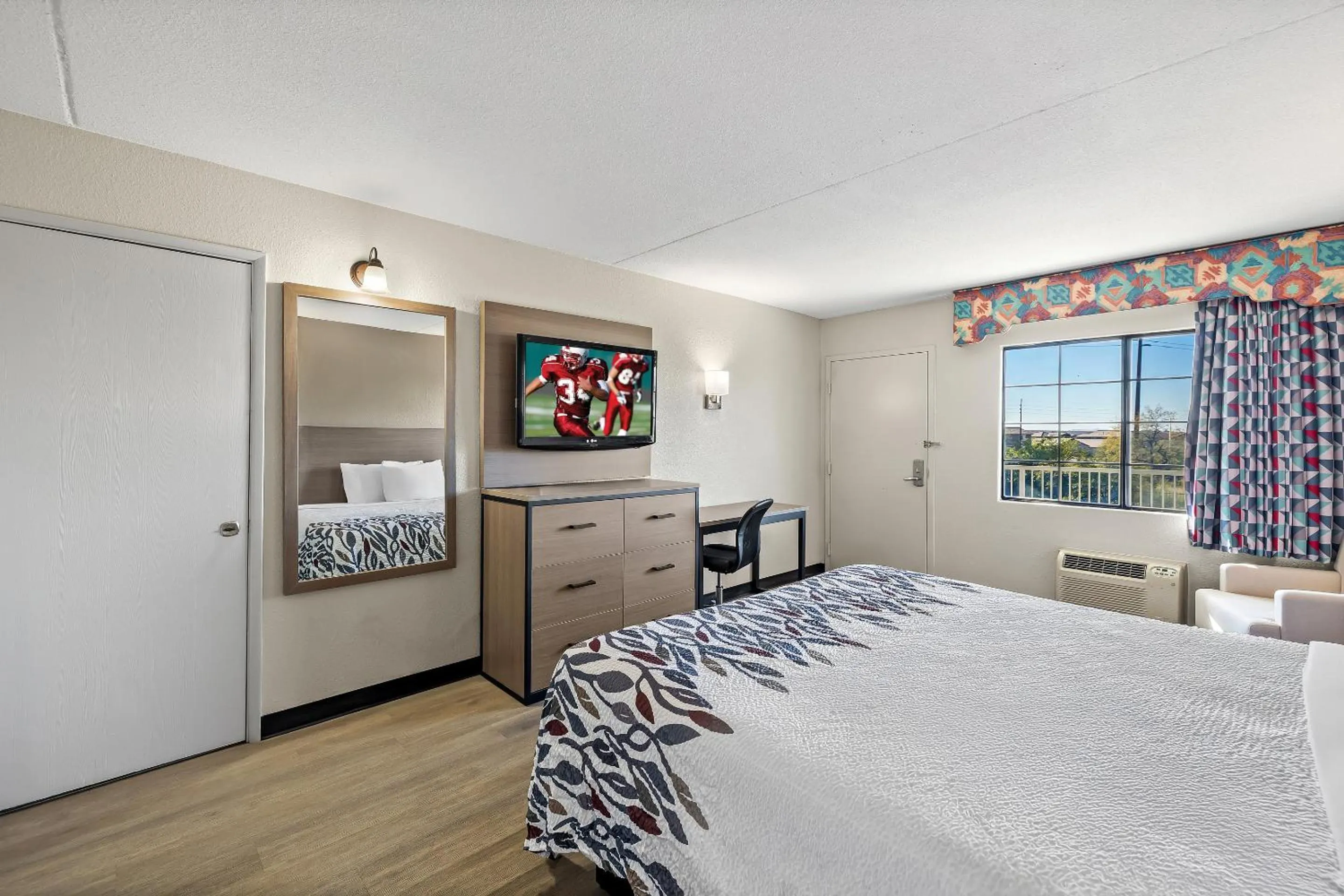 Photo of the whole room, Bed in Red Roof Inn Tucson - Vail