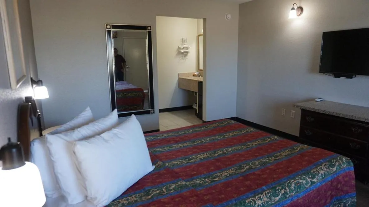 TV and multimedia, Bed in Travel Inn Tucson