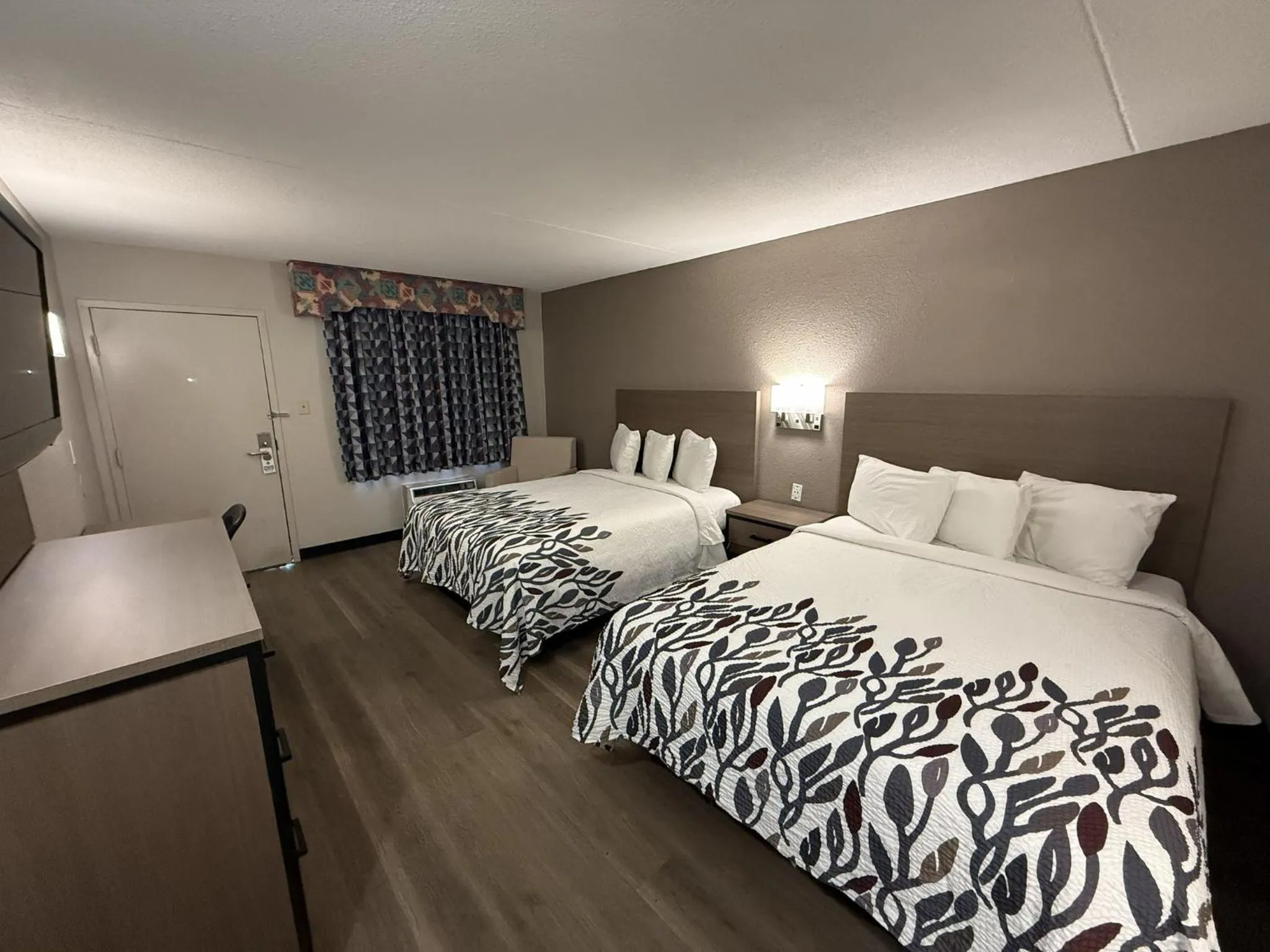 Photo of the whole room, Bed in Red Roof Inn Tucson - Vail