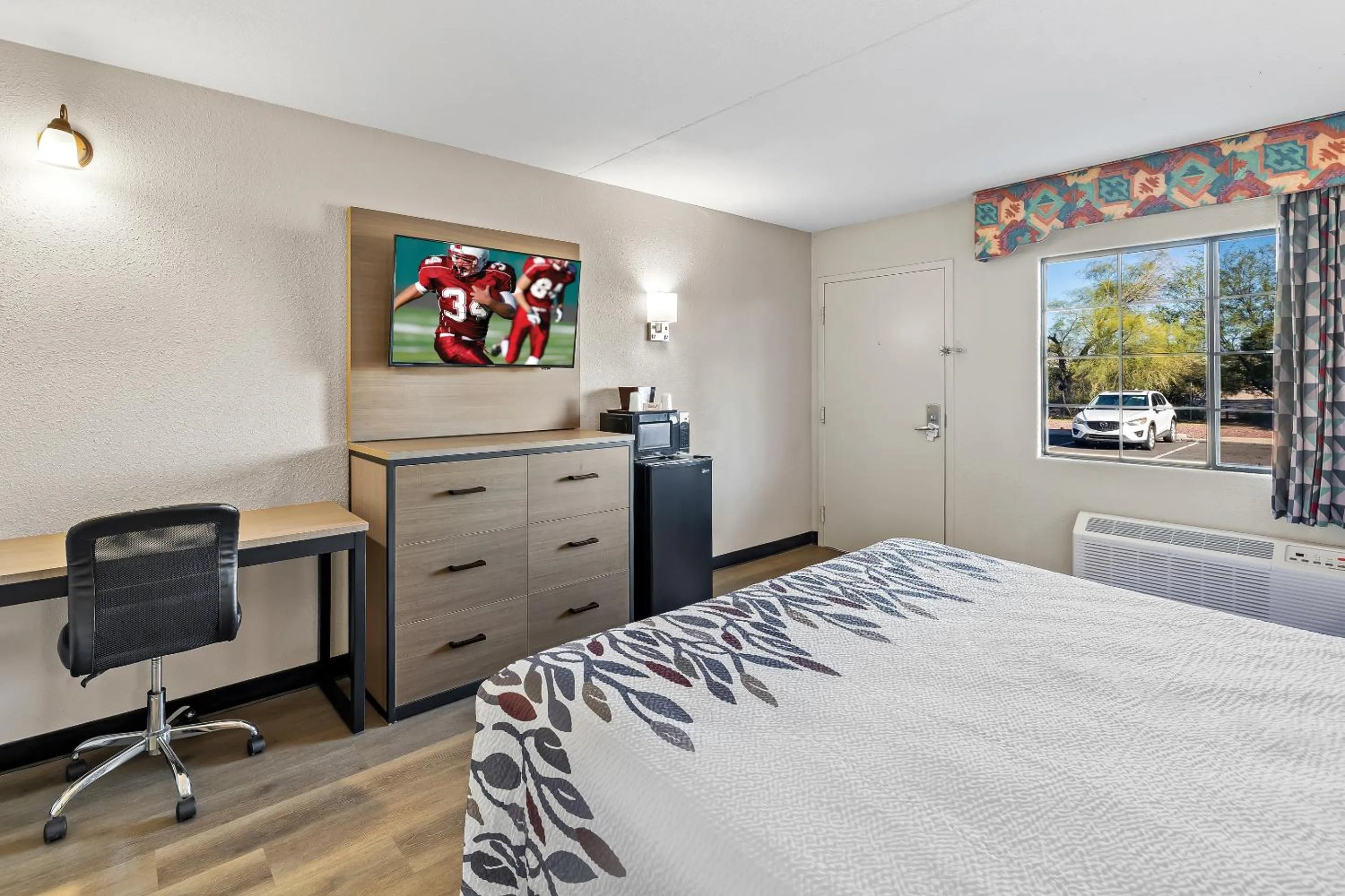 Photo of the whole room, Bed in Red Roof Inn Tucson - Vail