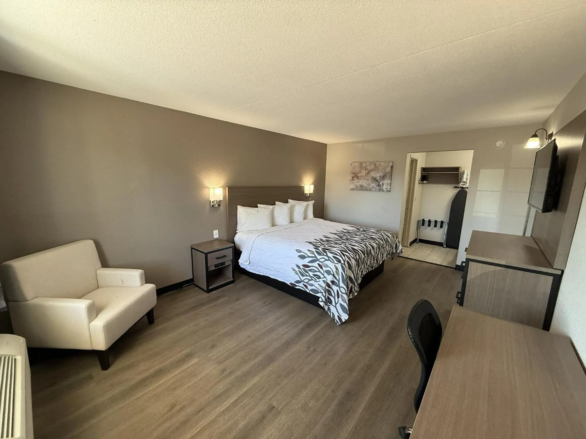 Photo of the whole room, Bed in Red Roof Inn Tucson - Vail