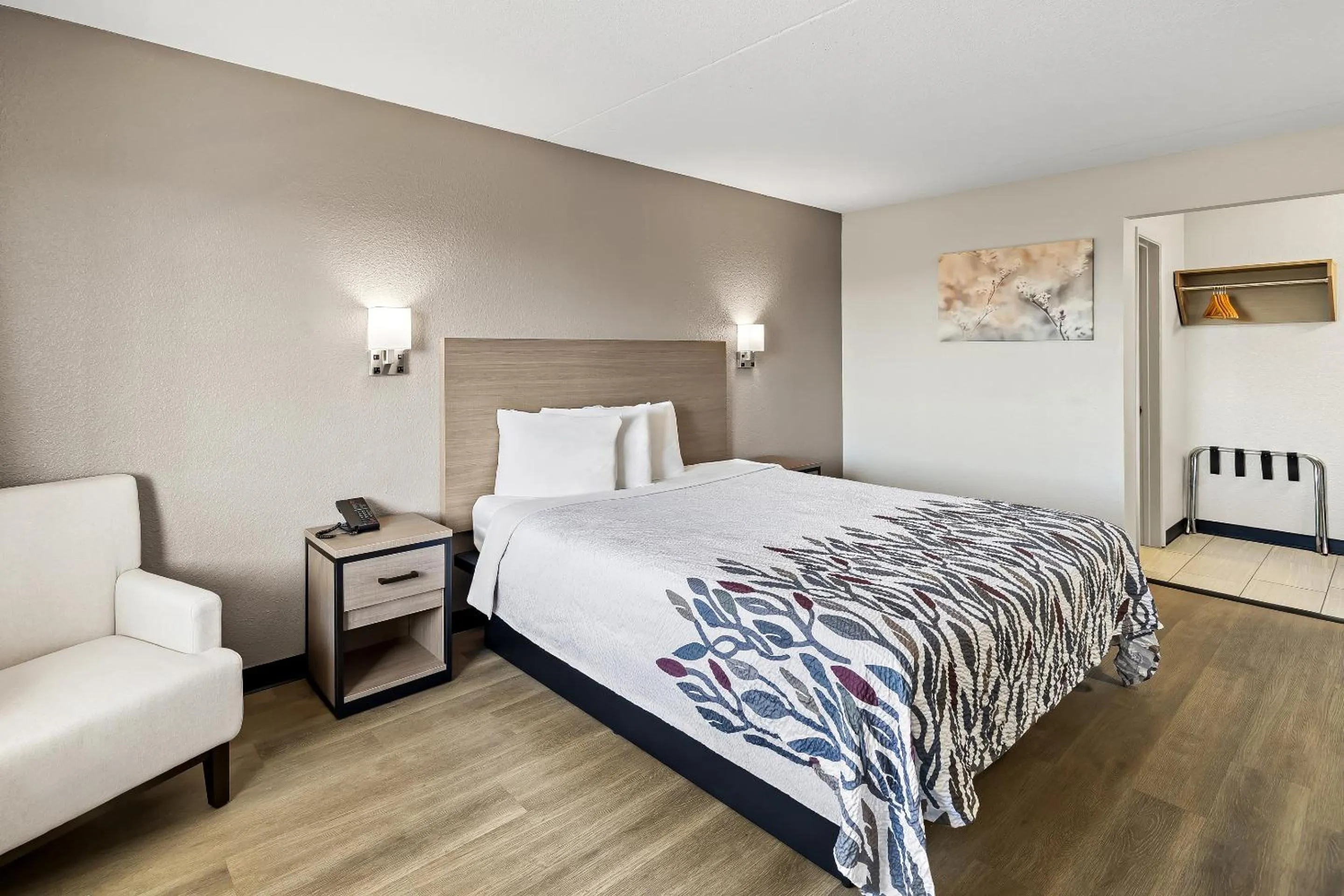 Photo of the whole room, Bed in Red Roof Inn Tucson - Vail