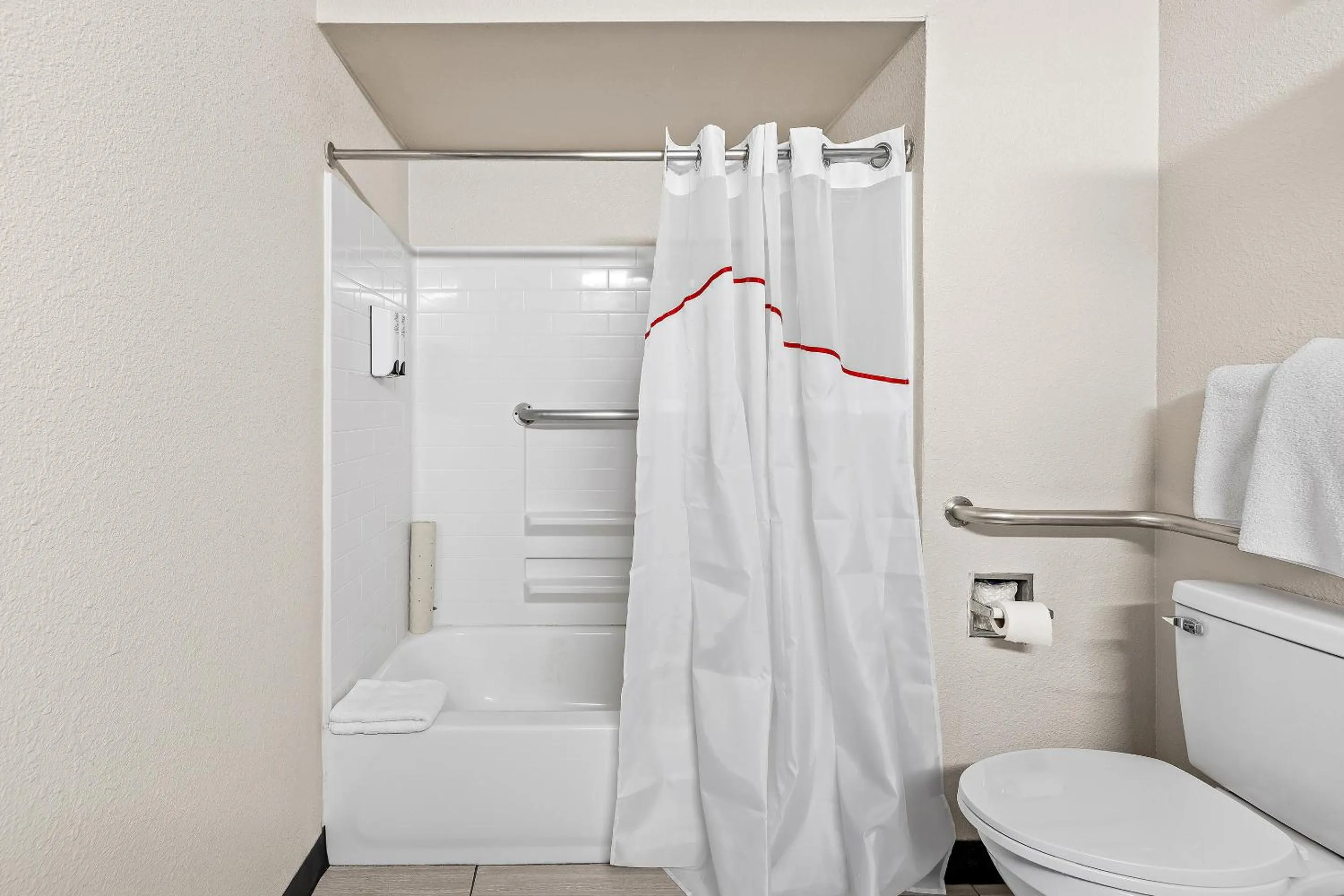 Bathroom in Red Roof Inn Tucson - Vail