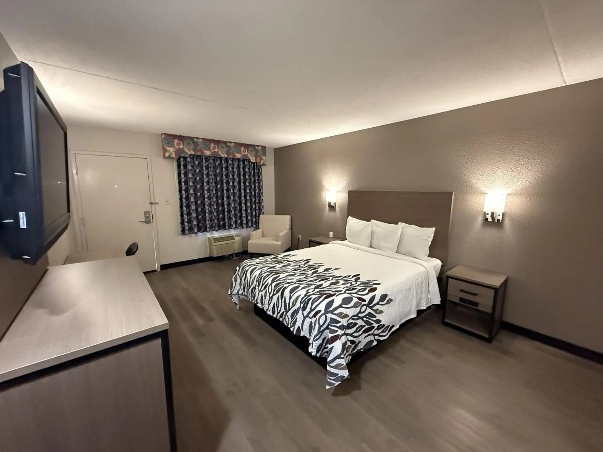 Photo of the whole room, Bed in Red Roof Inn Tucson - Vail