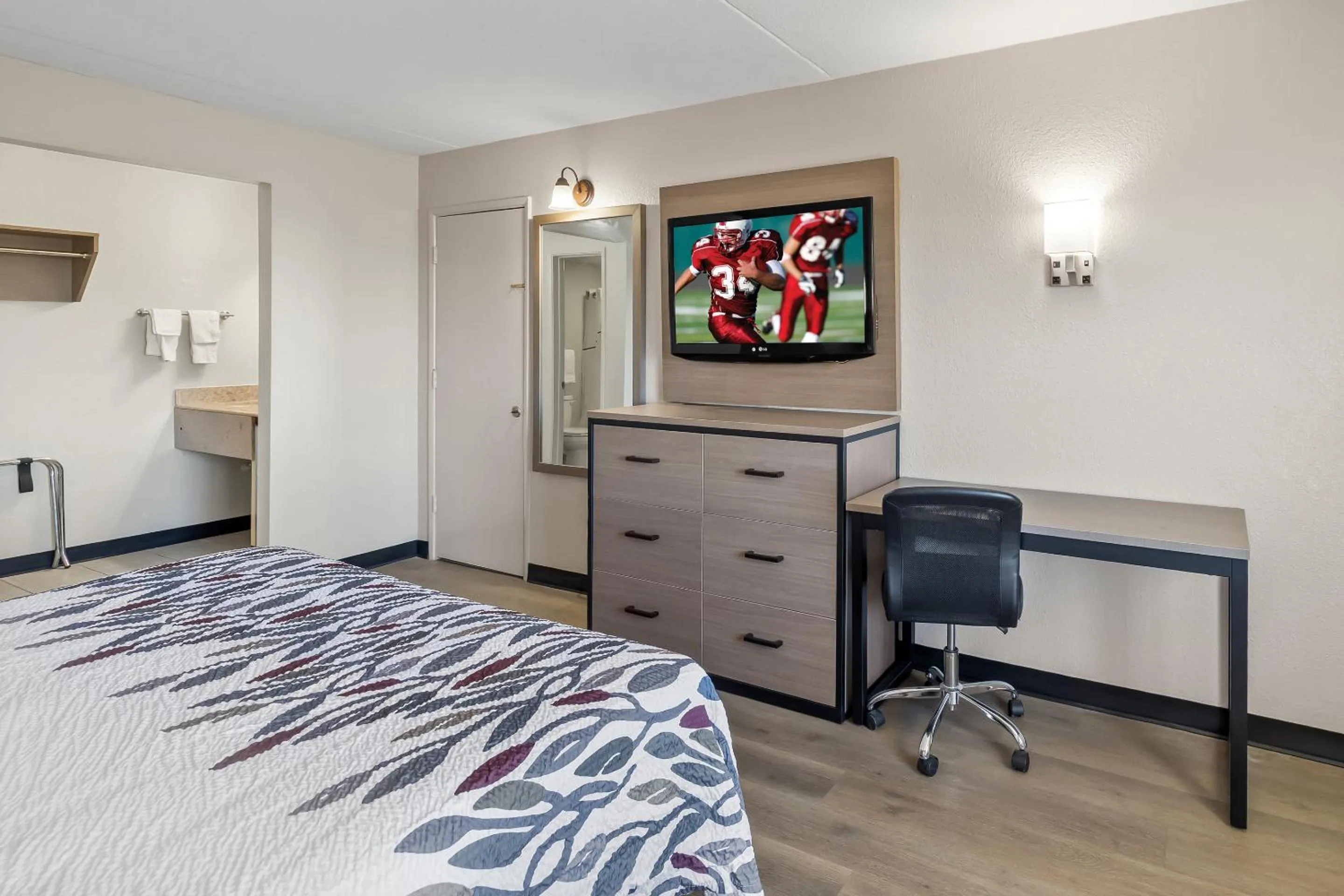 Photo of the whole room, Bed in Red Roof Inn Tucson - Vail