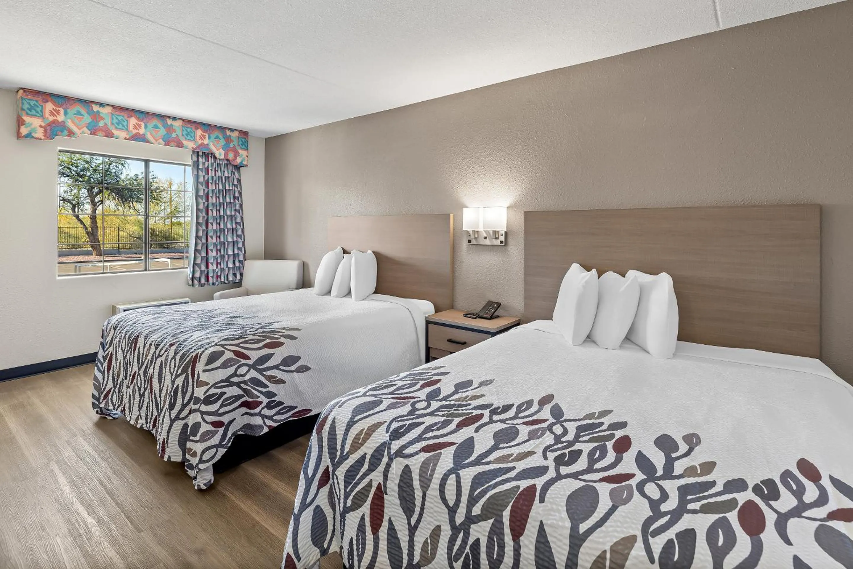 Photo of the whole room, Bed in Red Roof Inn Tucson - Vail