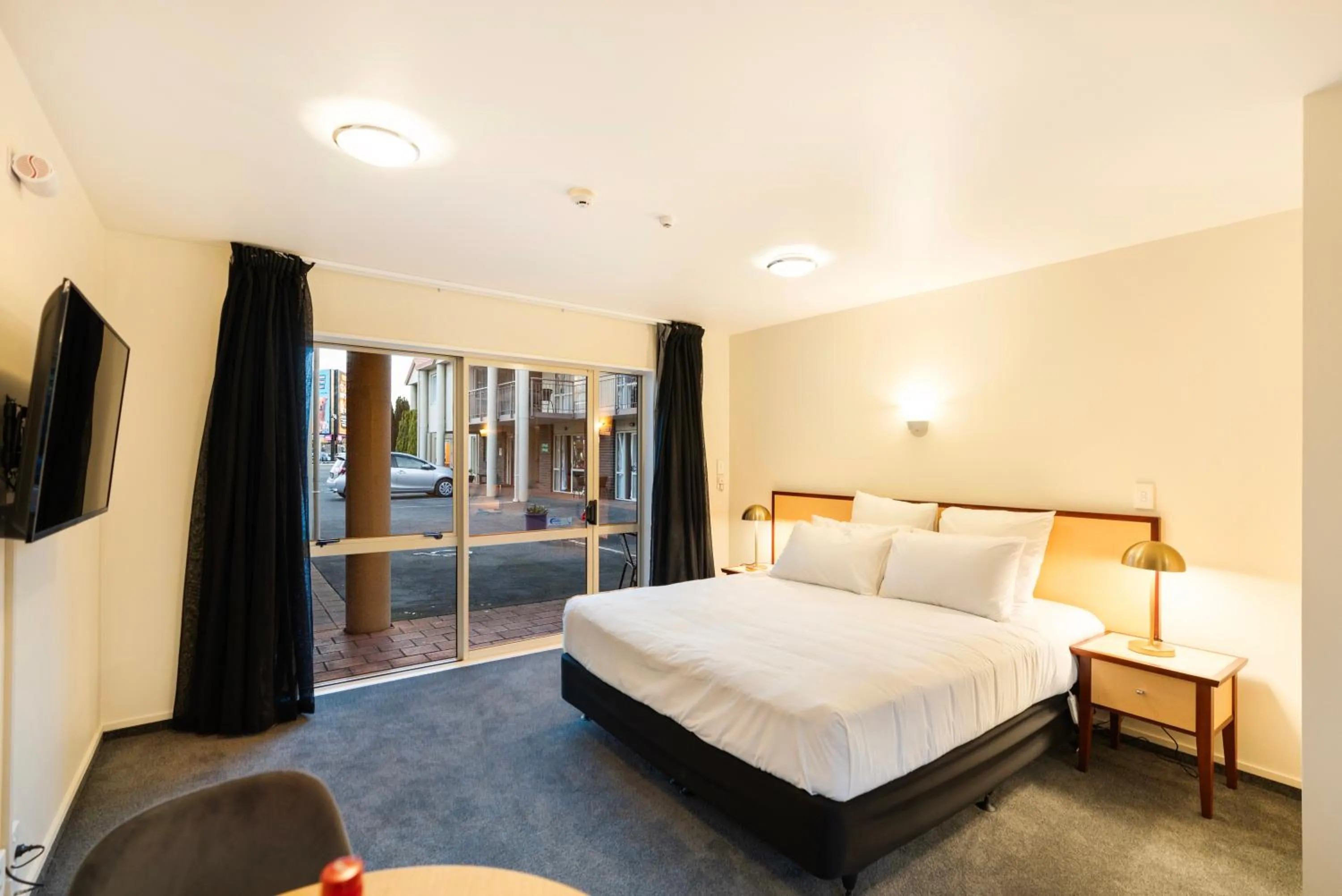 Bedroom, Bed in Daffodil Motel