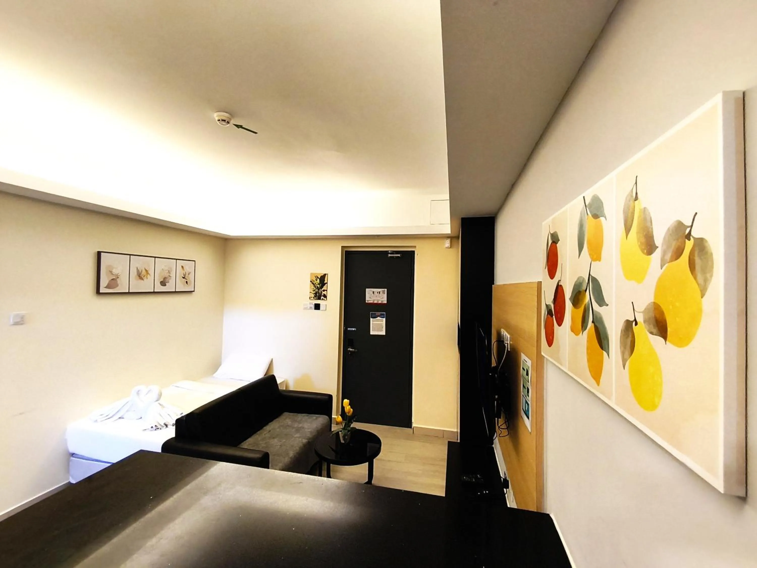 Living room in GENTING FoggyCold StayCation AT Ion Delemen By HAPYHOME