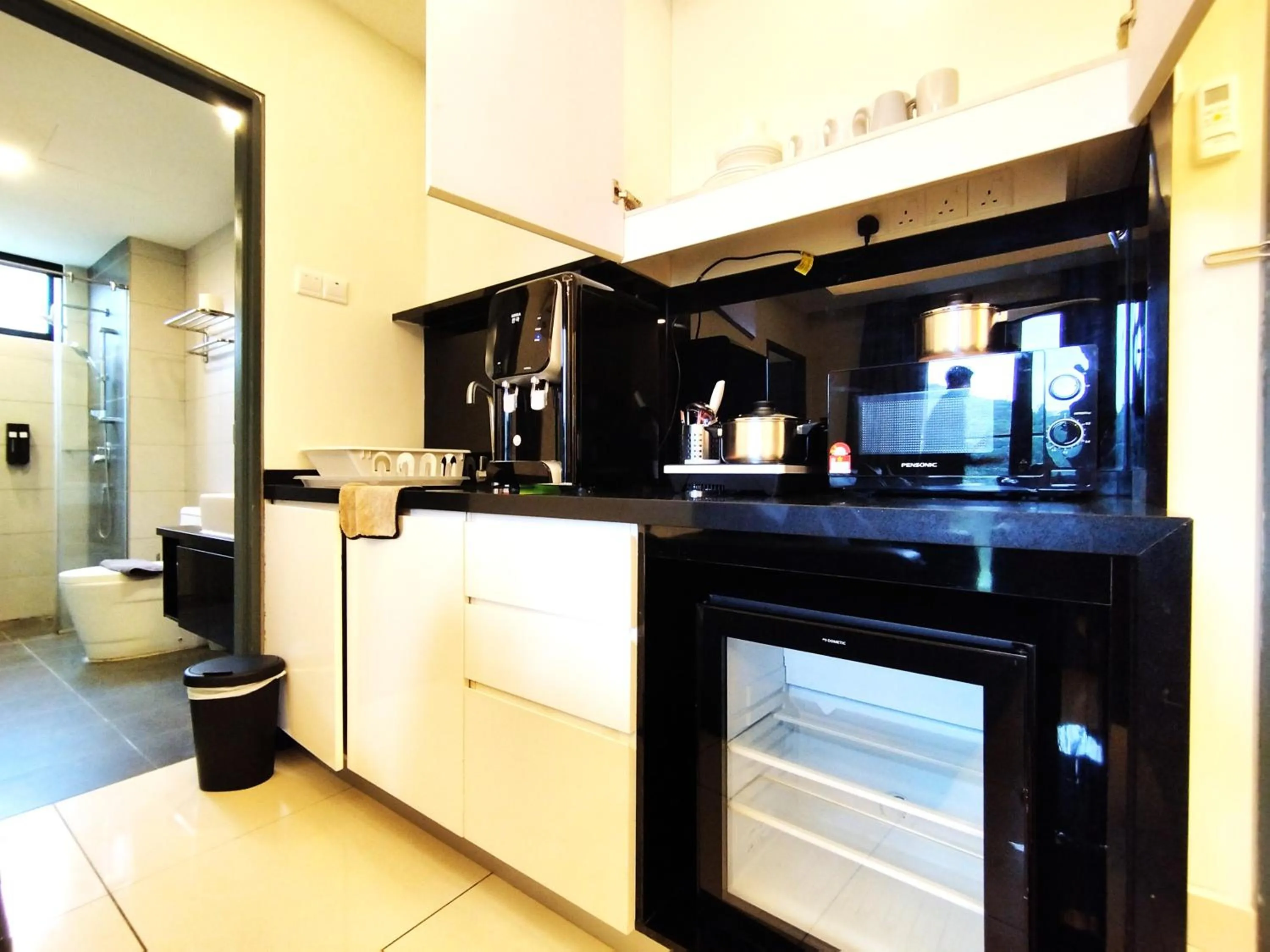 kitchen in GENTING FoggyCold StayCation AT Ion Delemen By HAPYHOME