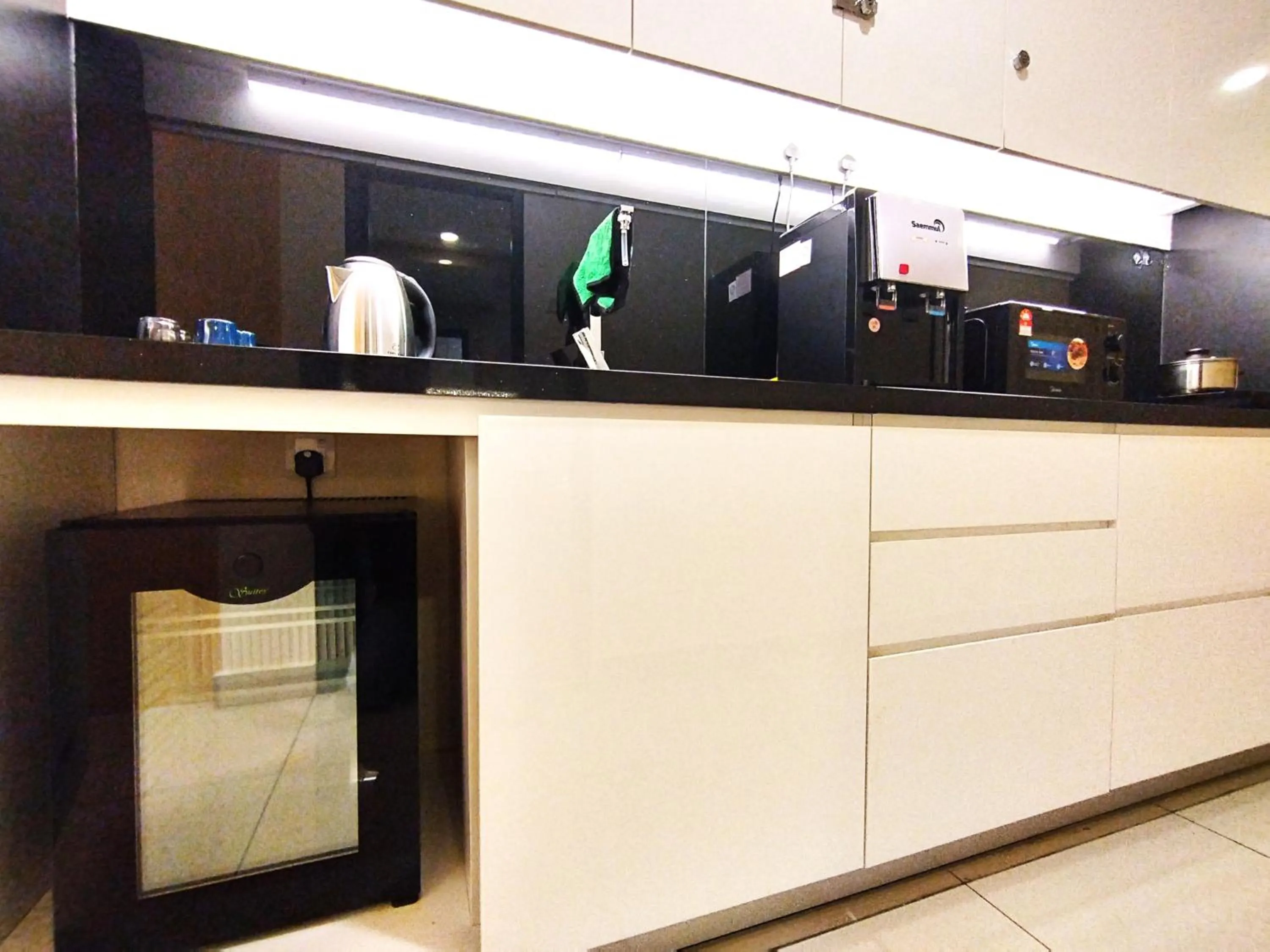 kitchen in GENTING FoggyCold StayCation AT Ion Delemen By HAPYHOME