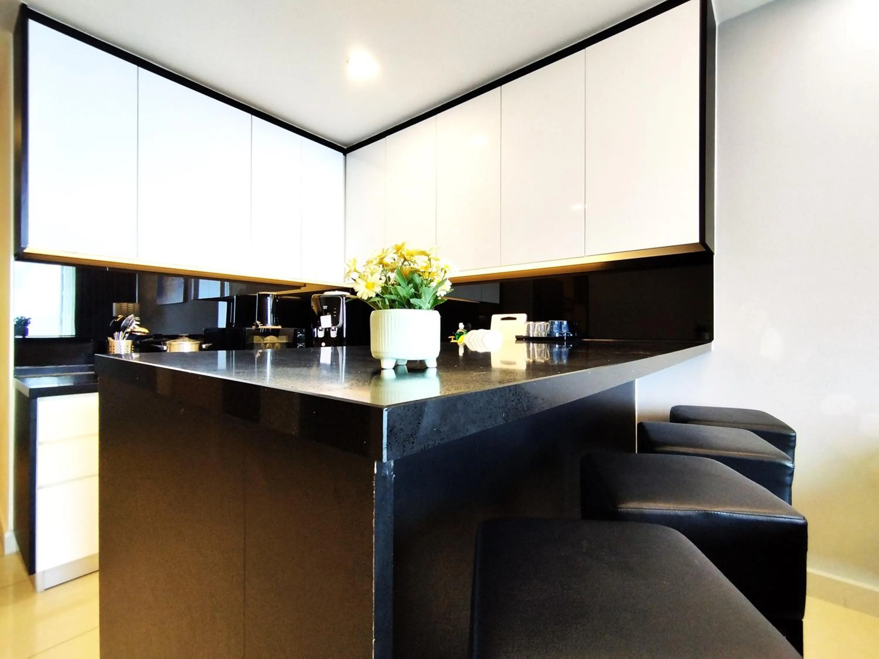 Kitchen or kitchenette in GENTING FoggyCold StayCation AT Ion Delemen By HAPYHOME