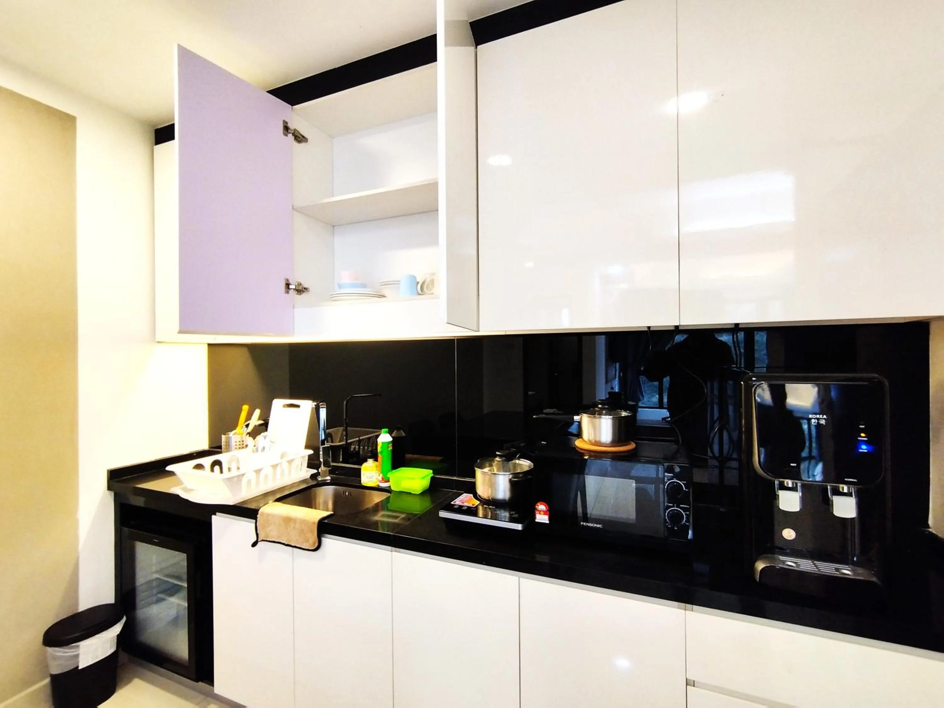 kitchen in GENTING FoggyCold StayCation AT Ion Delemen By HAPYHOME