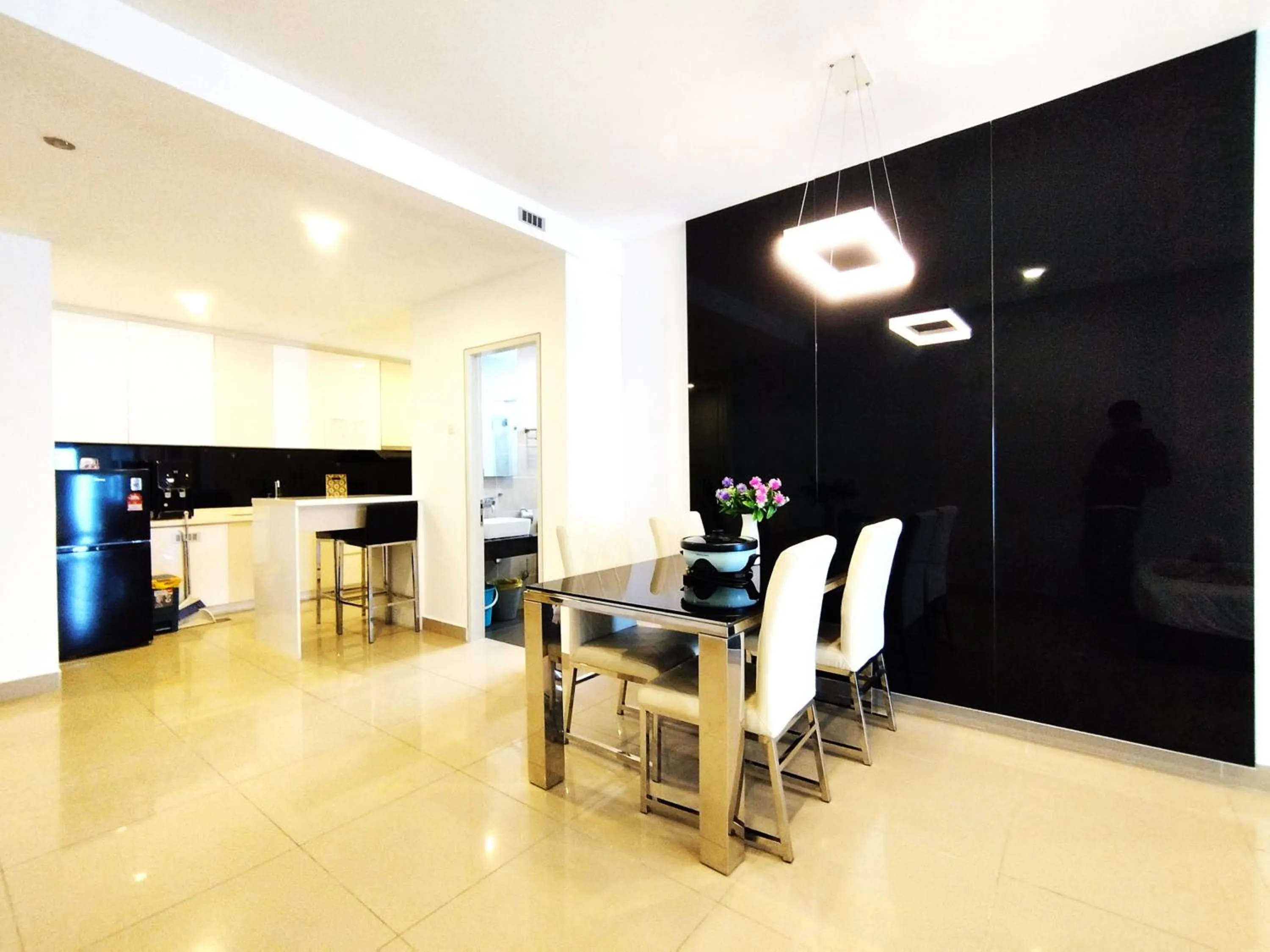 Dining area in GENTING FoggyCold StayCation AT Ion Delemen By HAPYHOME