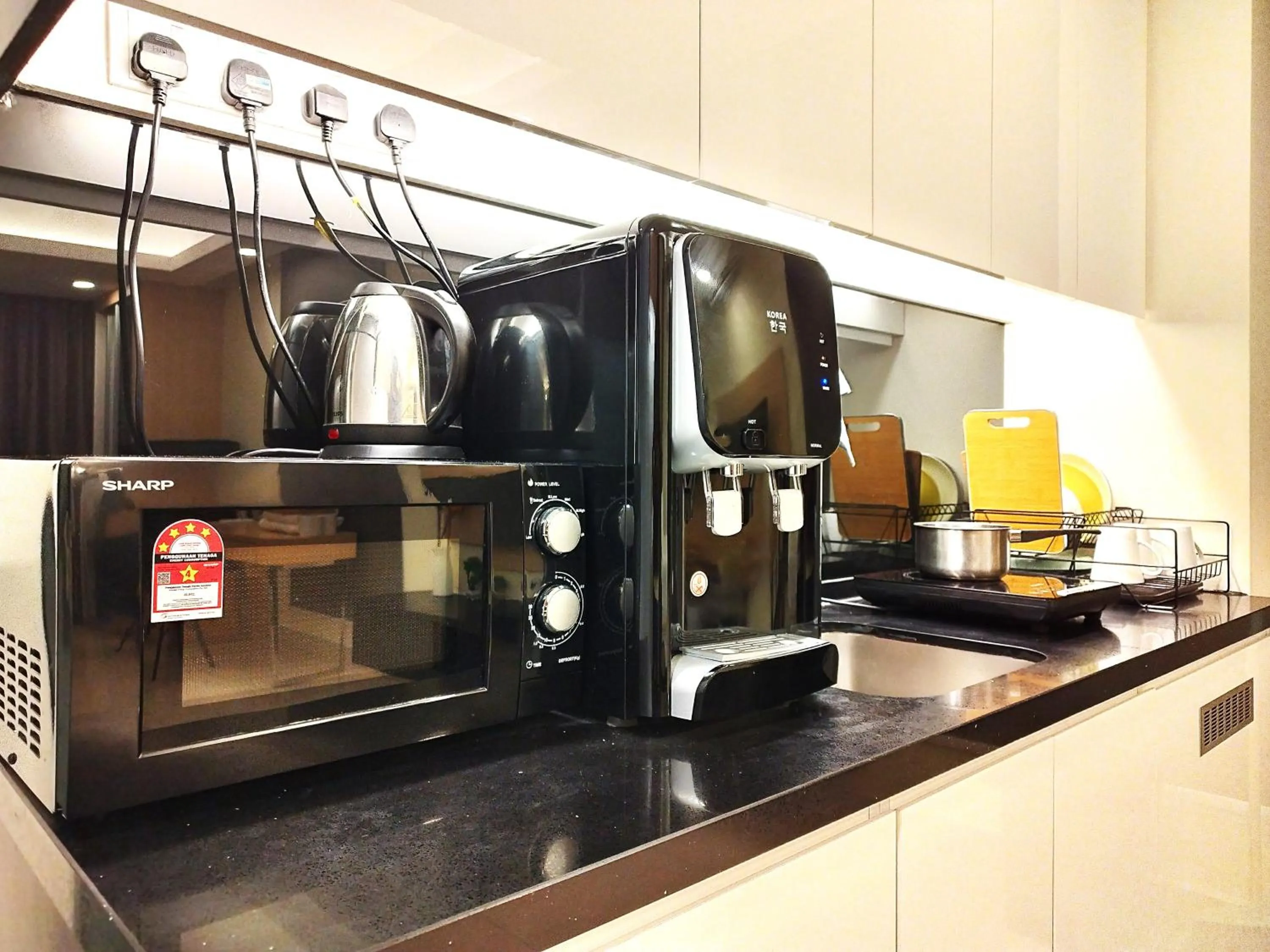 kitchen in GENTING FoggyCold StayCation AT Ion Delemen By HAPYHOME