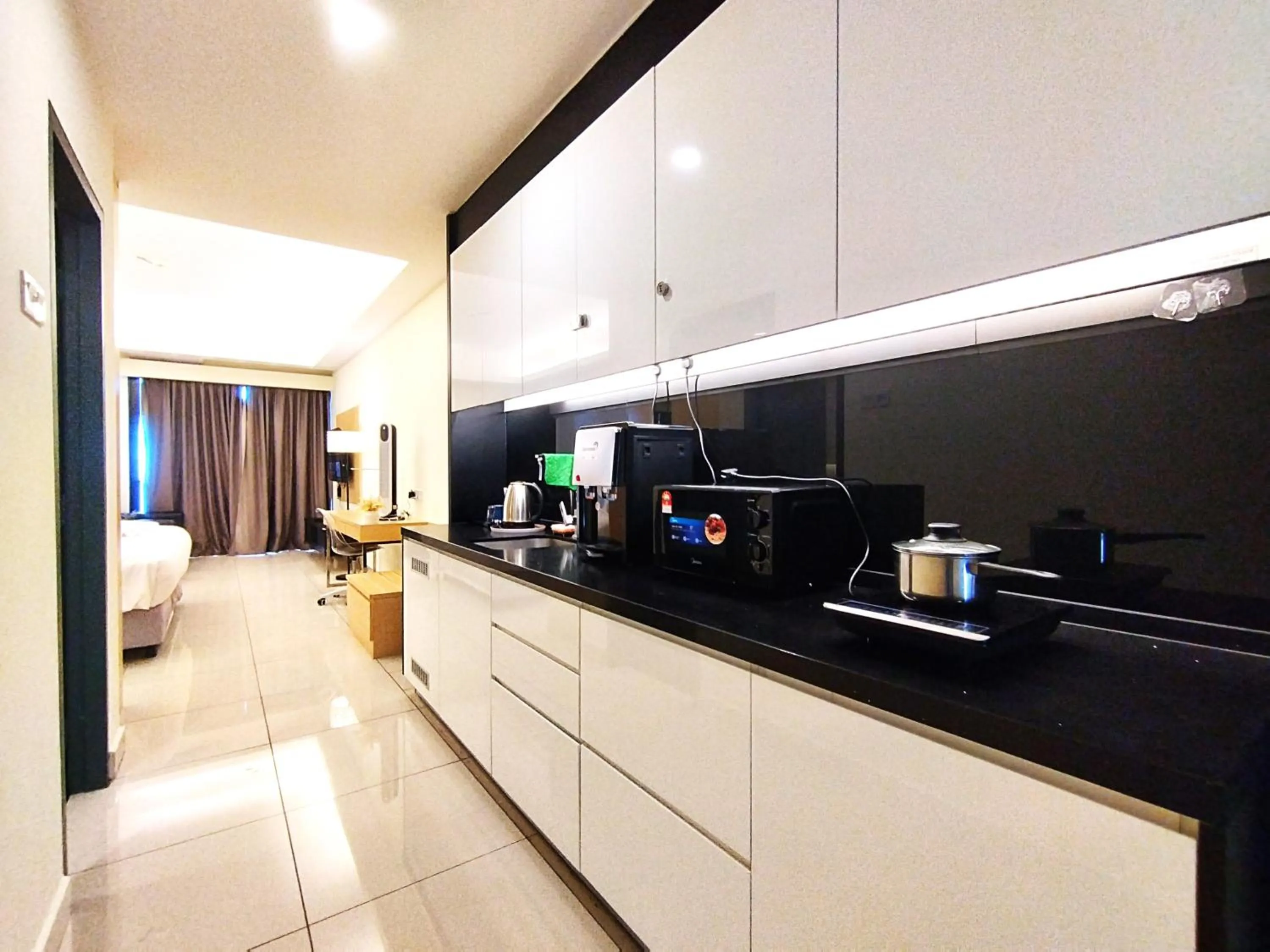 kitchen in GENTING FoggyCold StayCation AT Ion Delemen By HAPYHOME