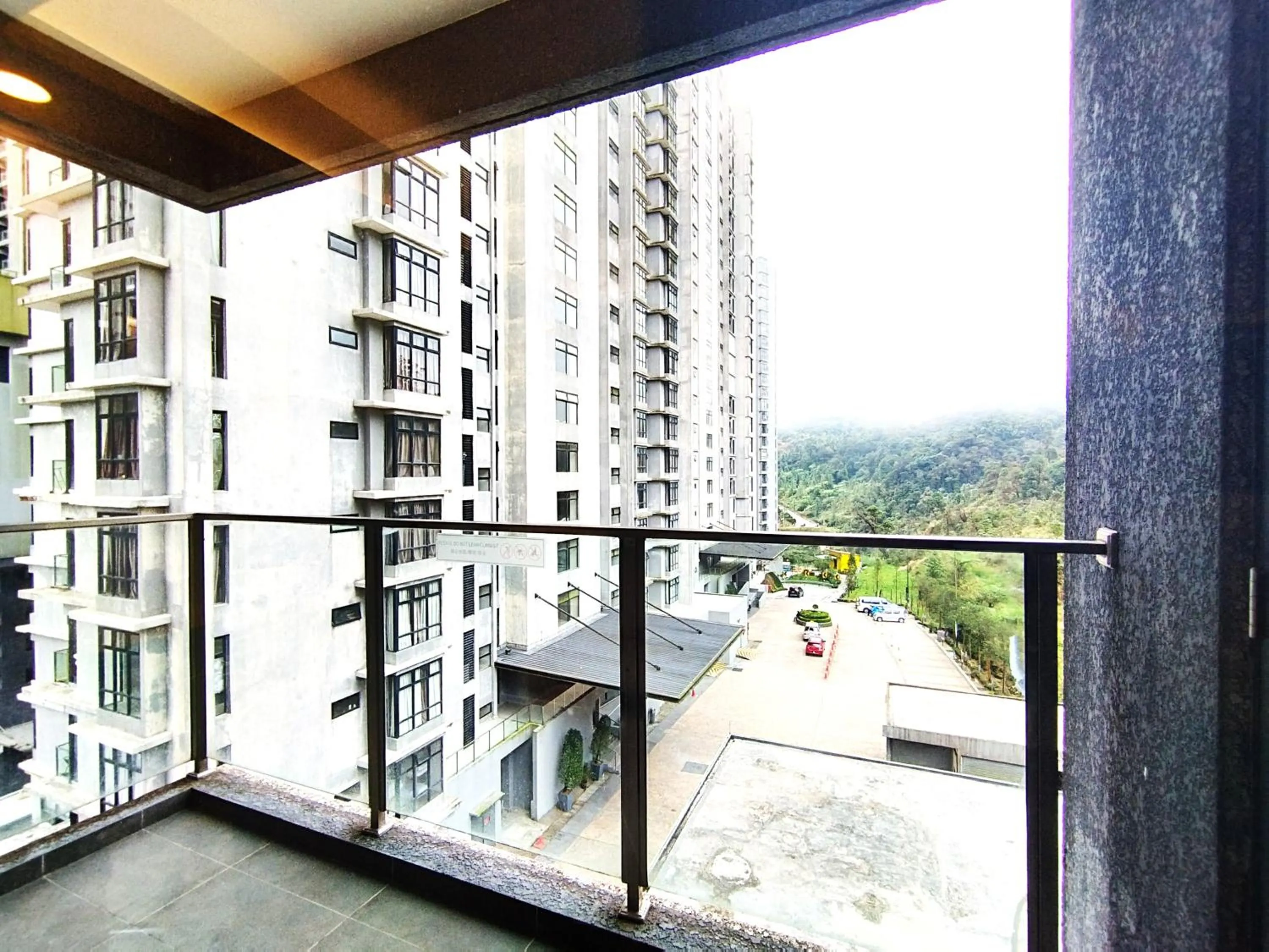 Balcony/Terrace in GENTING FoggyCold StayCation AT Ion Delemen By HAPYHOME