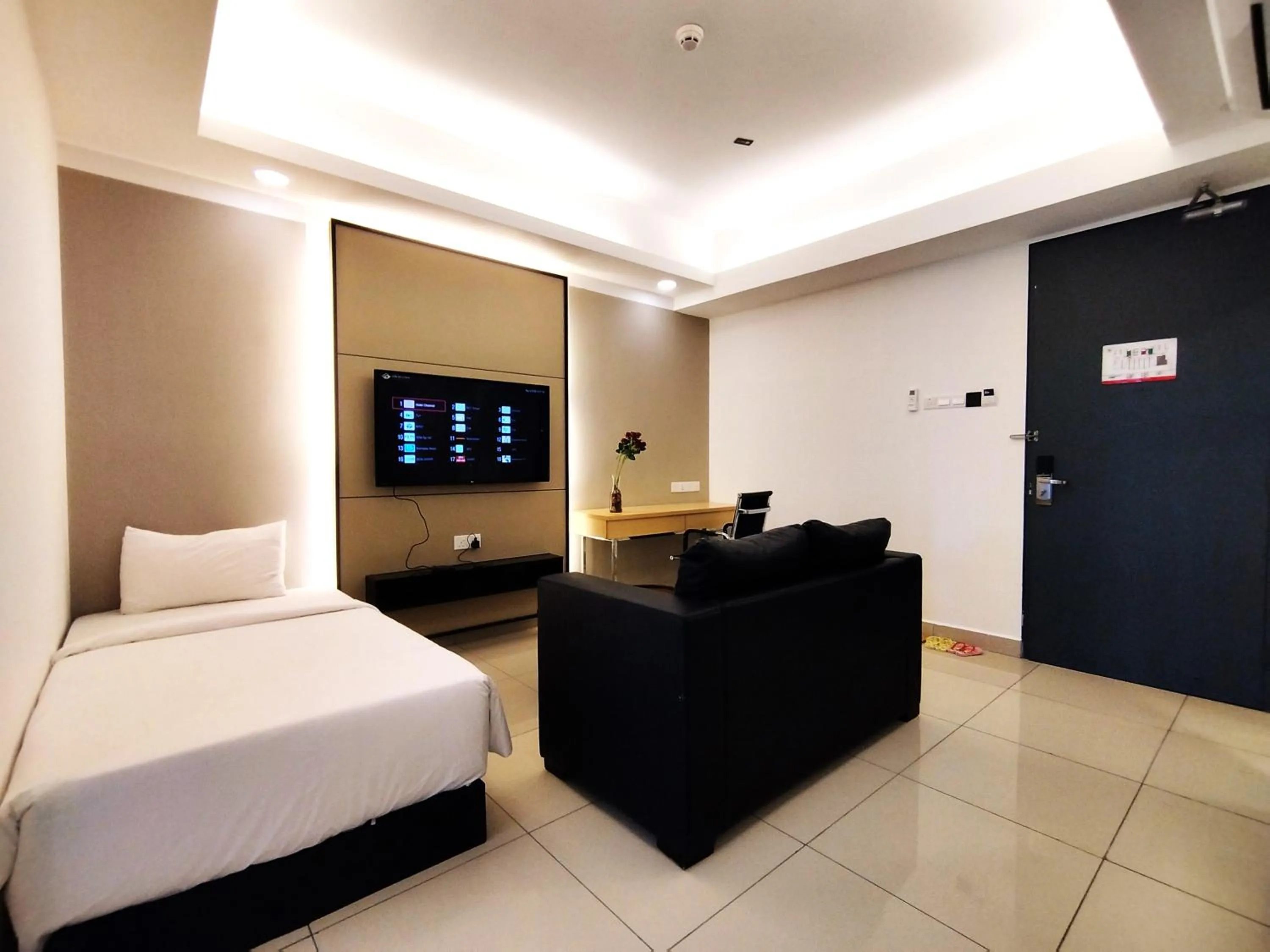 Living room, Bed in GENTING FoggyCold StayCation AT Ion Delemen By HAPYHOME