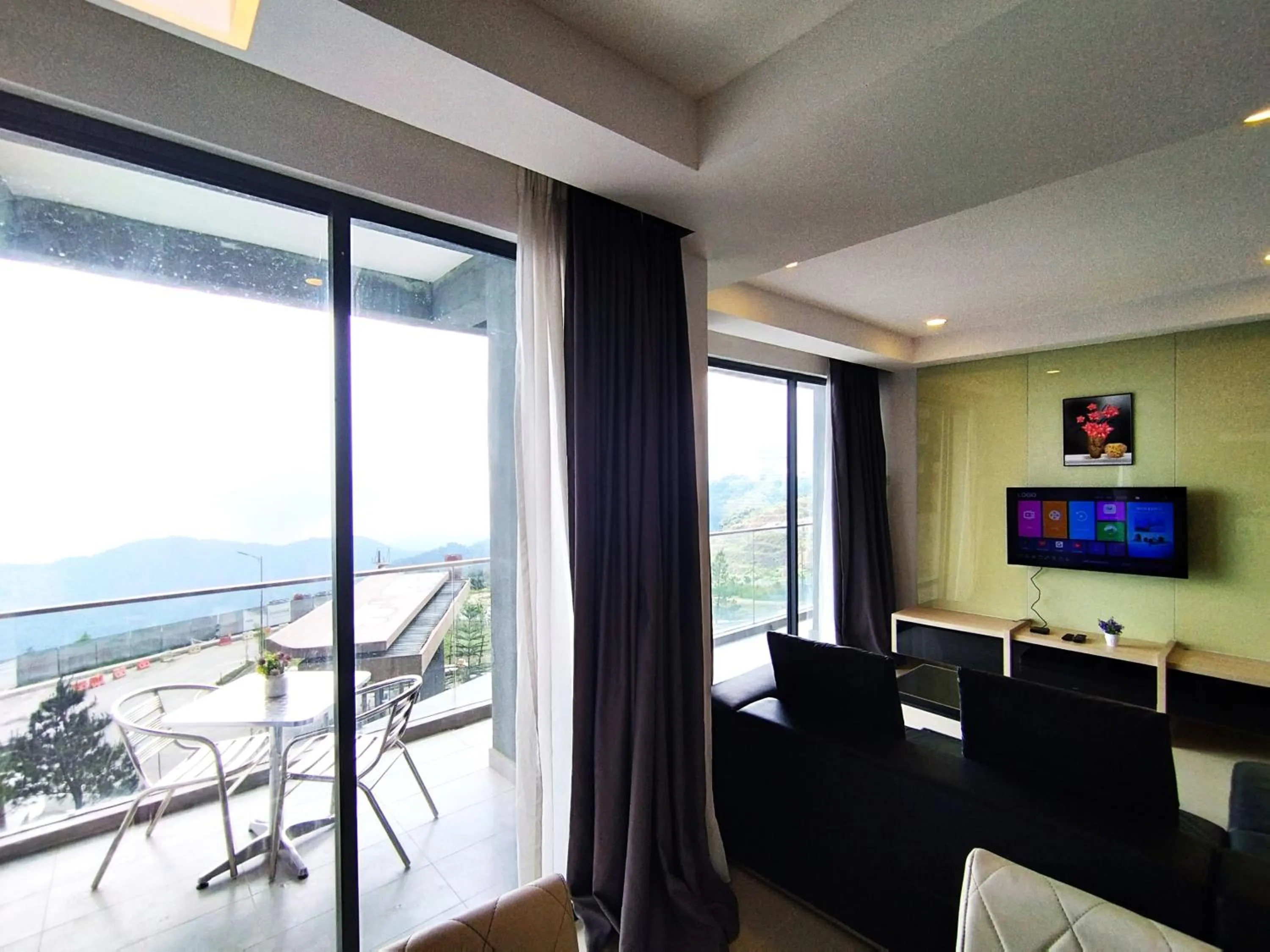 Living room in GENTING FoggyCold StayCation AT Ion Delemen By HAPYHOME