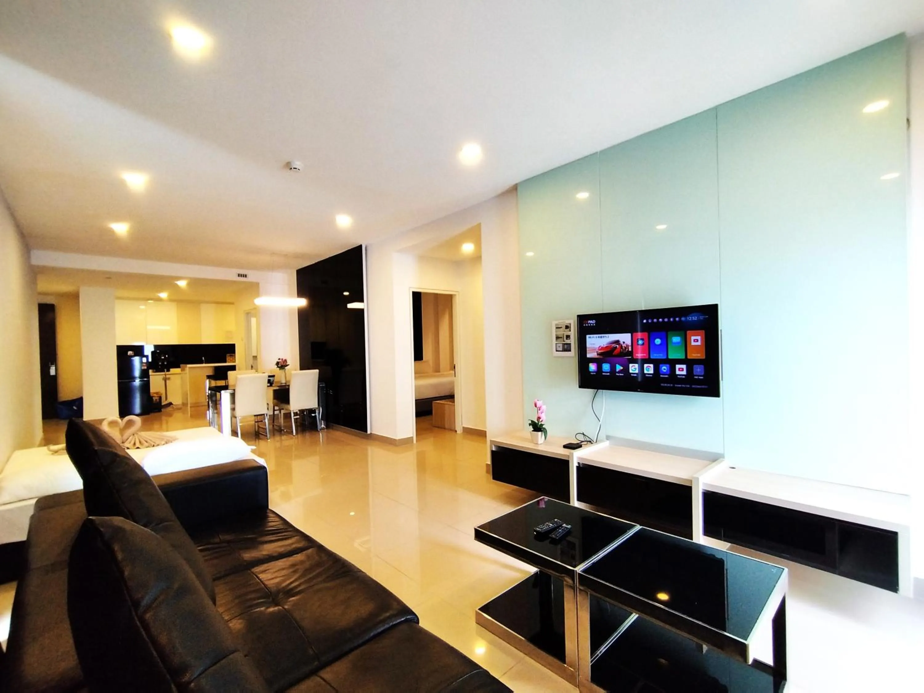 Living room, Bed in GENTING FoggyCold StayCation AT Ion Delemen By HAPYHOME